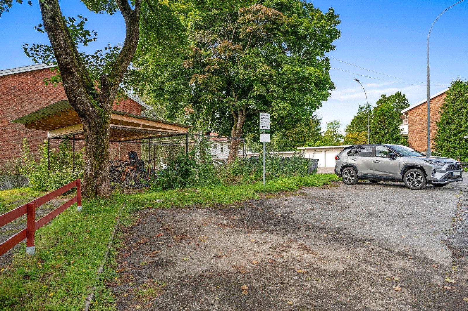 Sameiet har 9 parkeringsplasser, hvorav 4 med elbillader. Fossilbiler kan også parkere ved ladestasjonene. Galleribilde