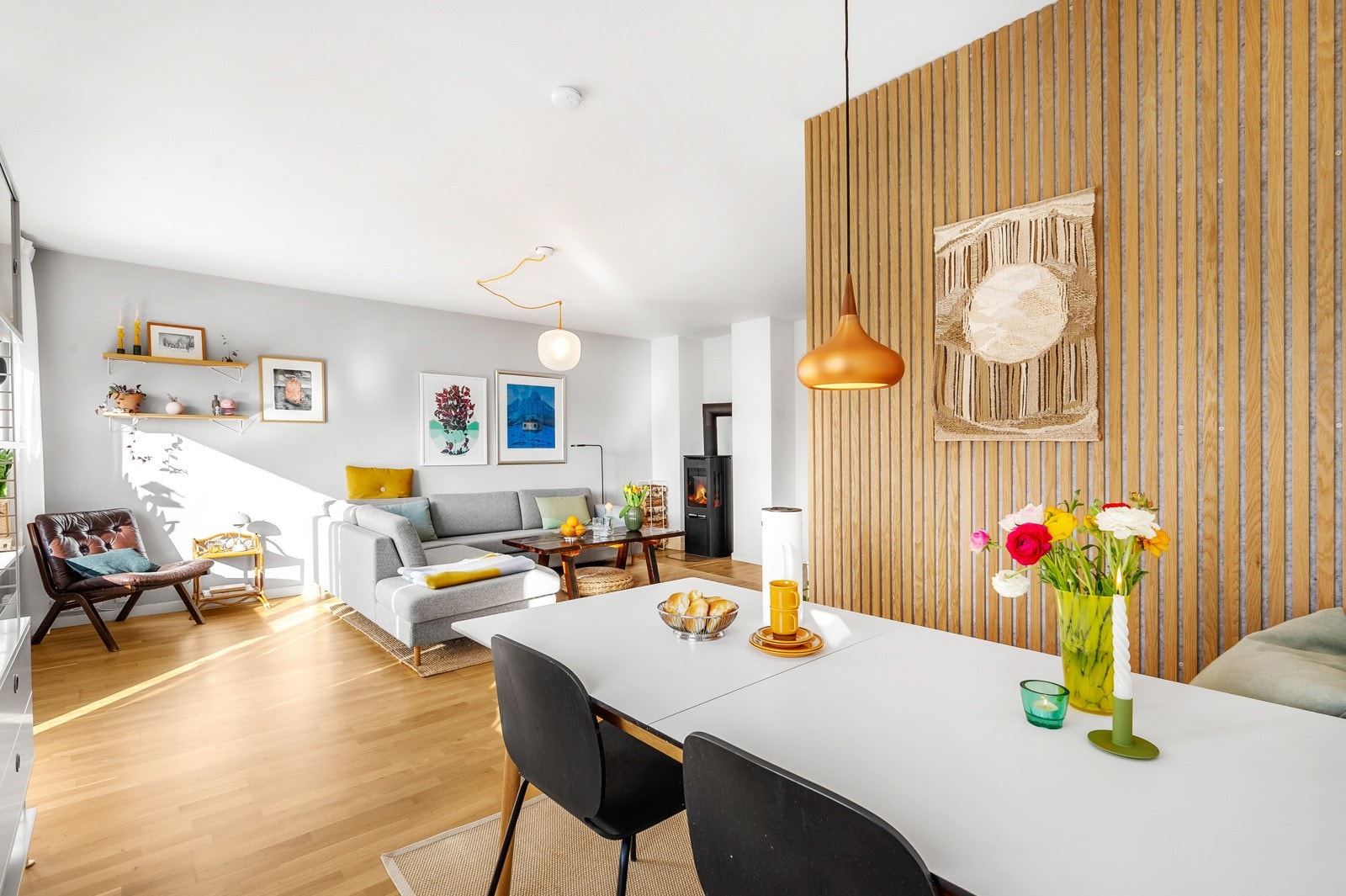 Lekker vegg i stuen med moderne spiler. Galleribilde