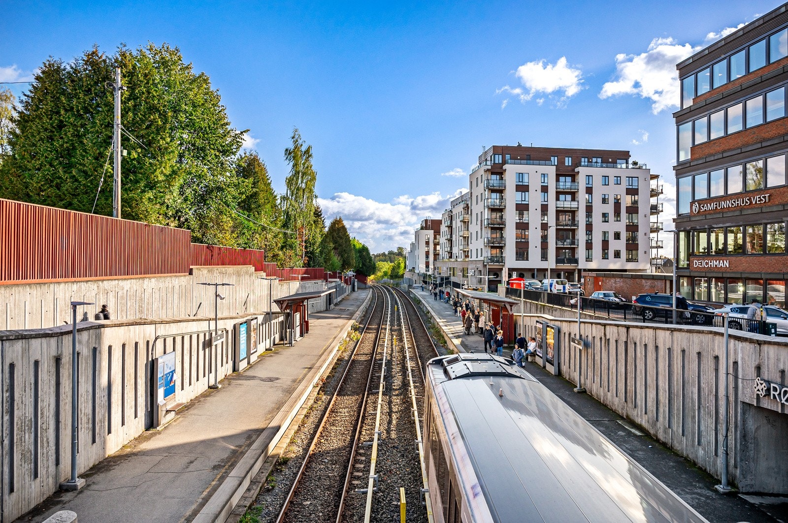 Ikke langt fra leiligheten er det busstopp med hyppige avganger. Mange tar bussen ned til Røa T-bane, ev. er det ca. 15 min gange til T-bane i Ekraveien. Galleribilde