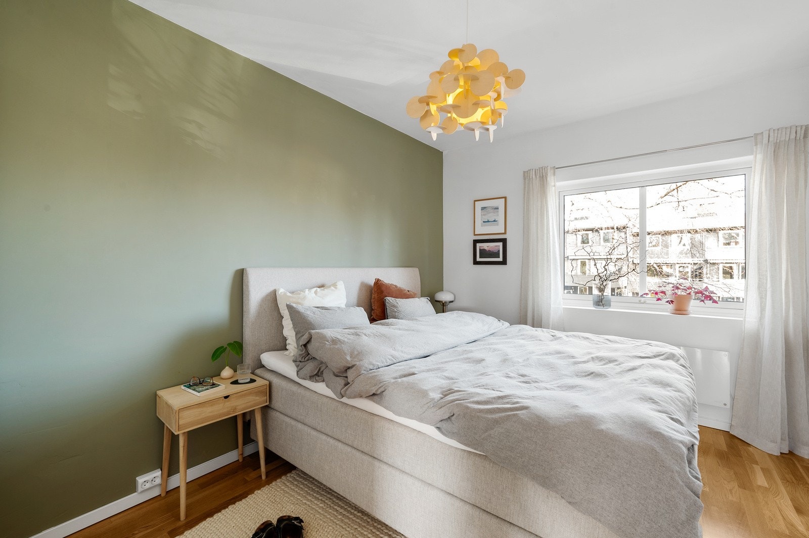 Leilighetens tre soverom har alle en fin størrelse hvor hovedsoverommet har inngang fra stuen. Galleribilde