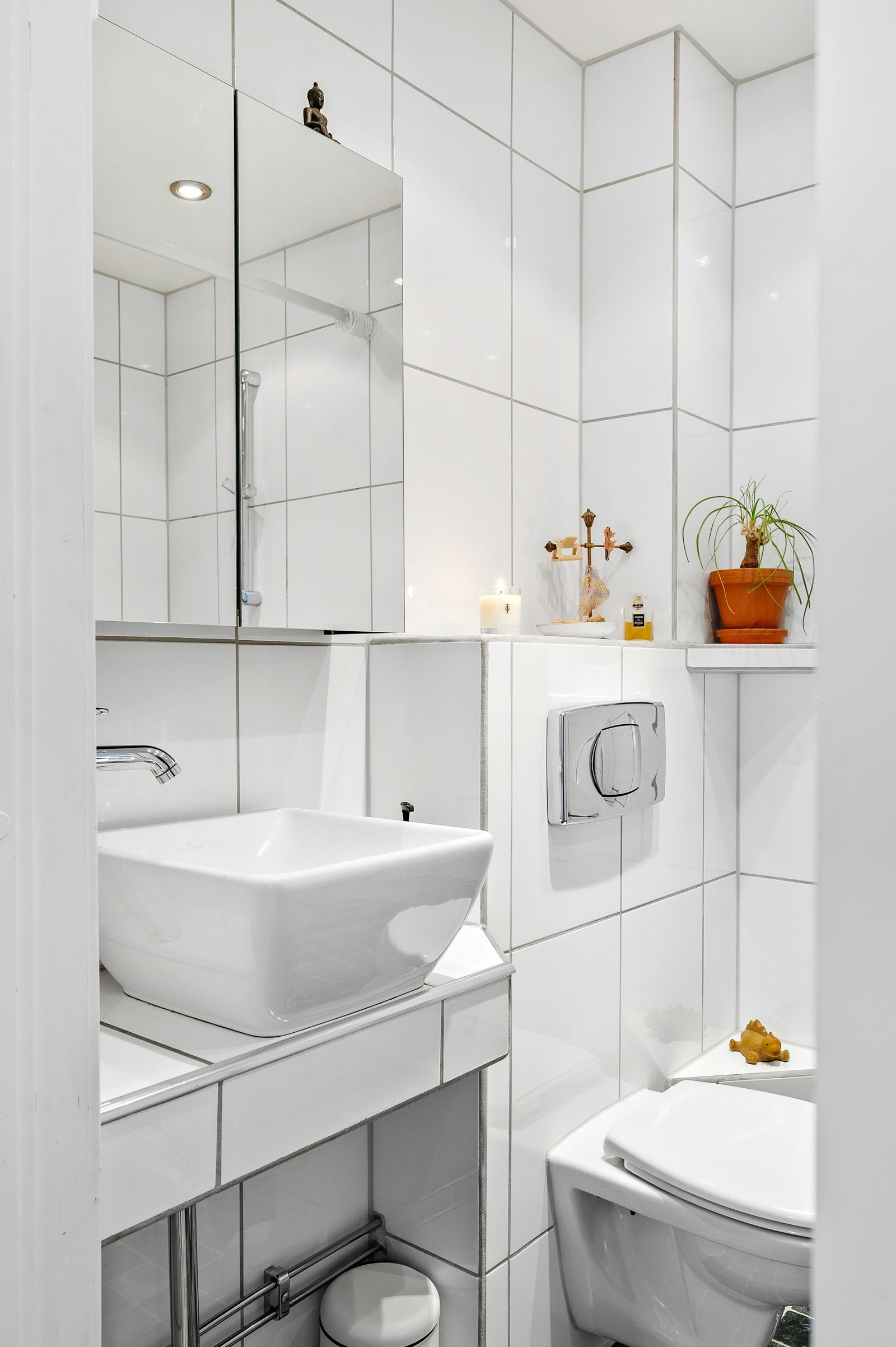 Det er opplegg for vaskemaskin på badet, men om du ikke ønsker å gjøre klesvasken i leiligheten, har sameiet et fellesvaskeri hvor man har plass til egen vaskemaskin og tørketrommel. Vaskerommet inkluderer også 2 store tørkerom til klær. Galleribilde