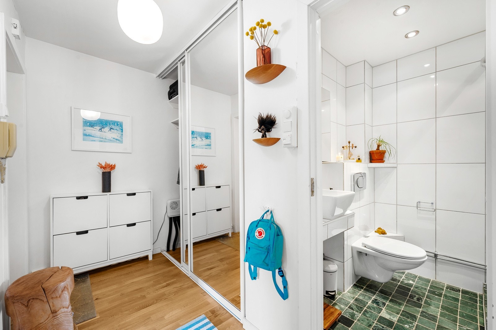 Ditt første møte med leiligheten er en hyggelig entré/gang som binder leilighetens rom sammen på en fin måte og skaper en god fly mellom rommene. Galleribilde