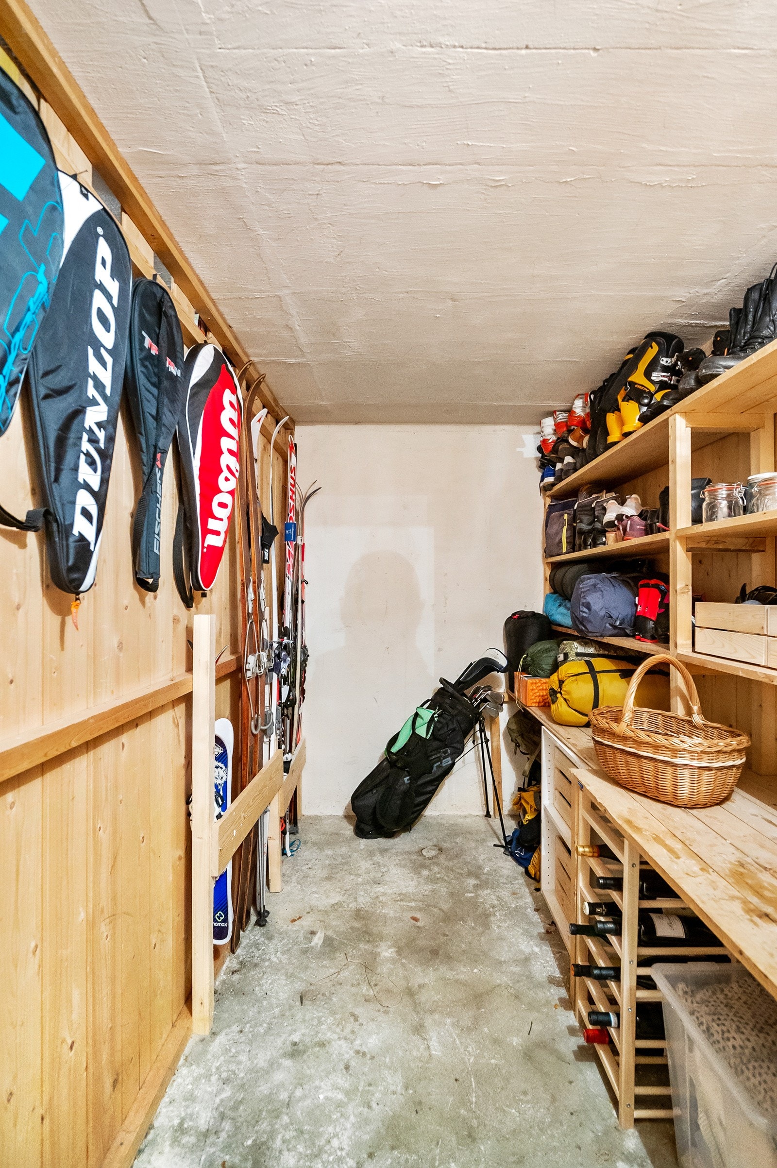 Leiligheten gir deg gode oppbevaringsmuligheter i tre kjellerboder som følger leiligheten! Det finnes også gode lagringsmuligheter i stor fellesbod og sykkelskur Galleribilde