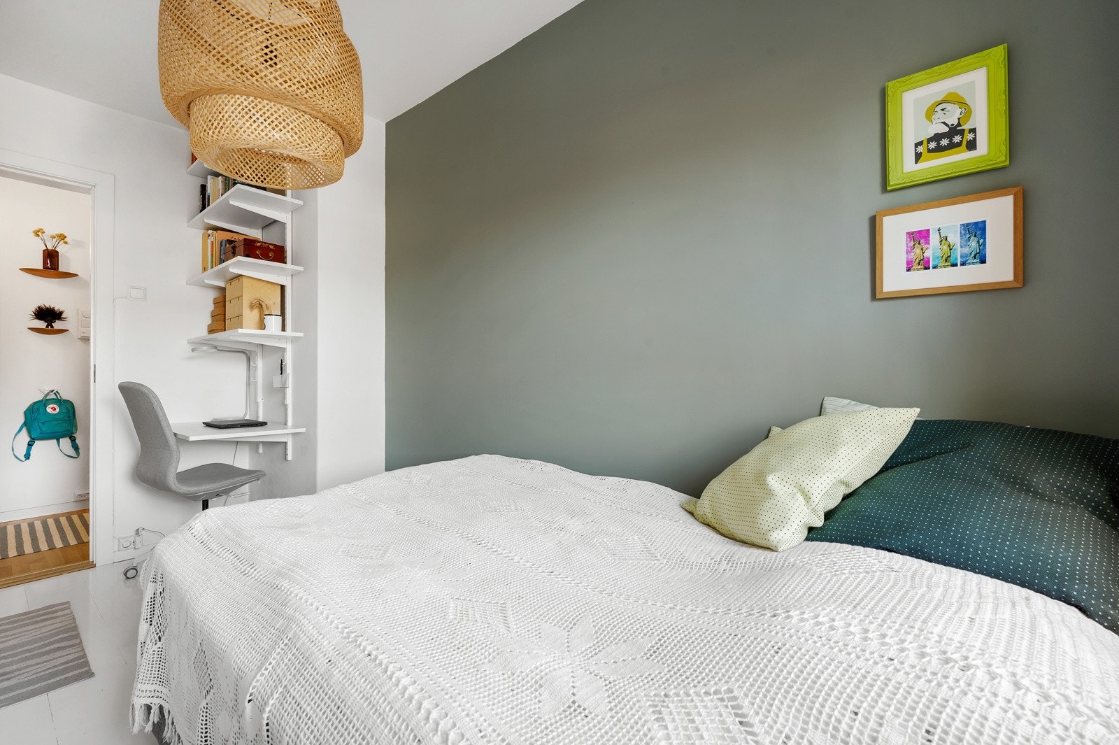 Soverom nr. 3 har også plass til dobbeltseng og garderobeløsning. Galleribilde