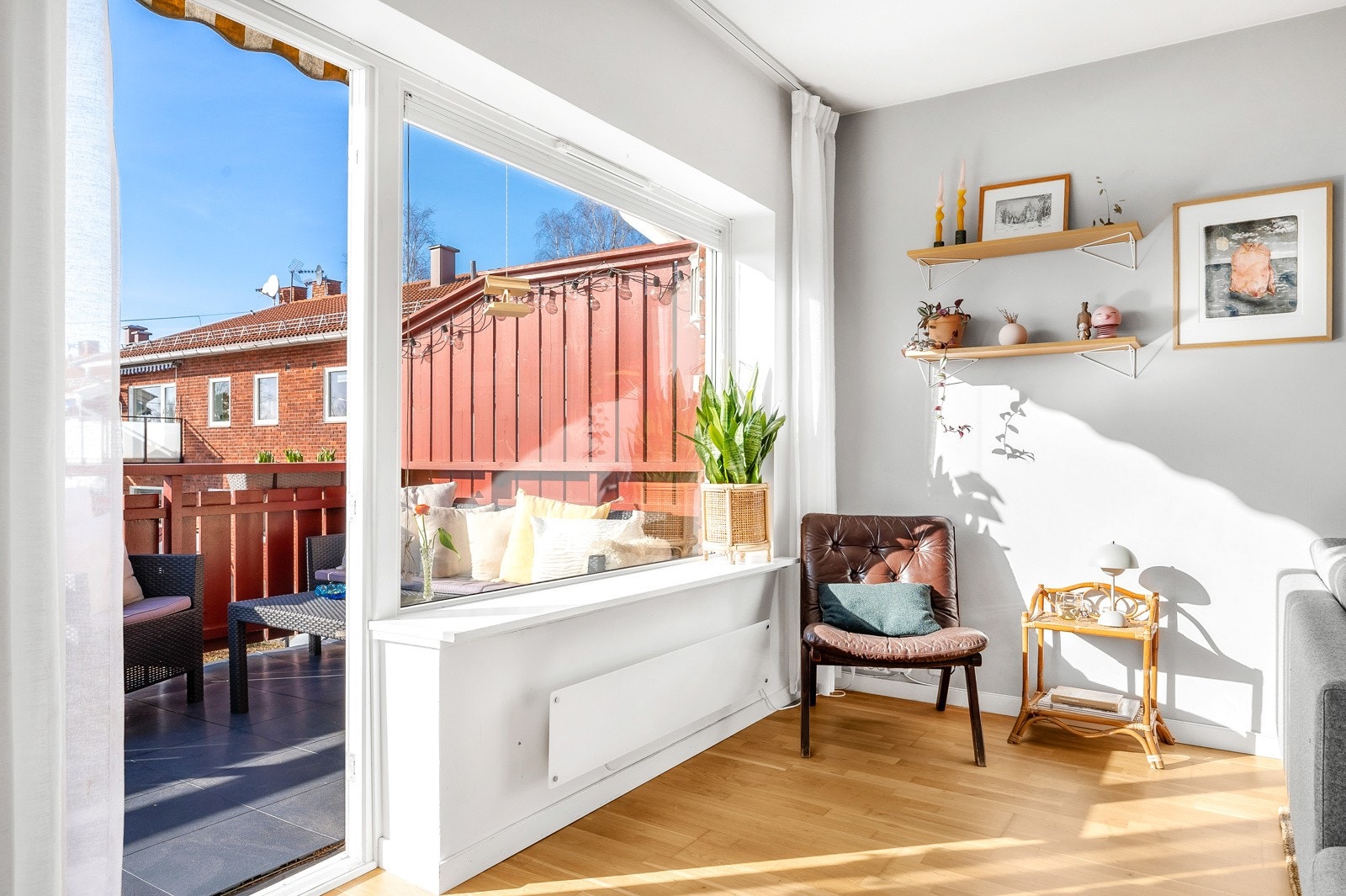 Koselig lesekrok ved vinduet i stuen. Fra stuen har du utgang til en super balkong på 10 kvm. Galleribilde
