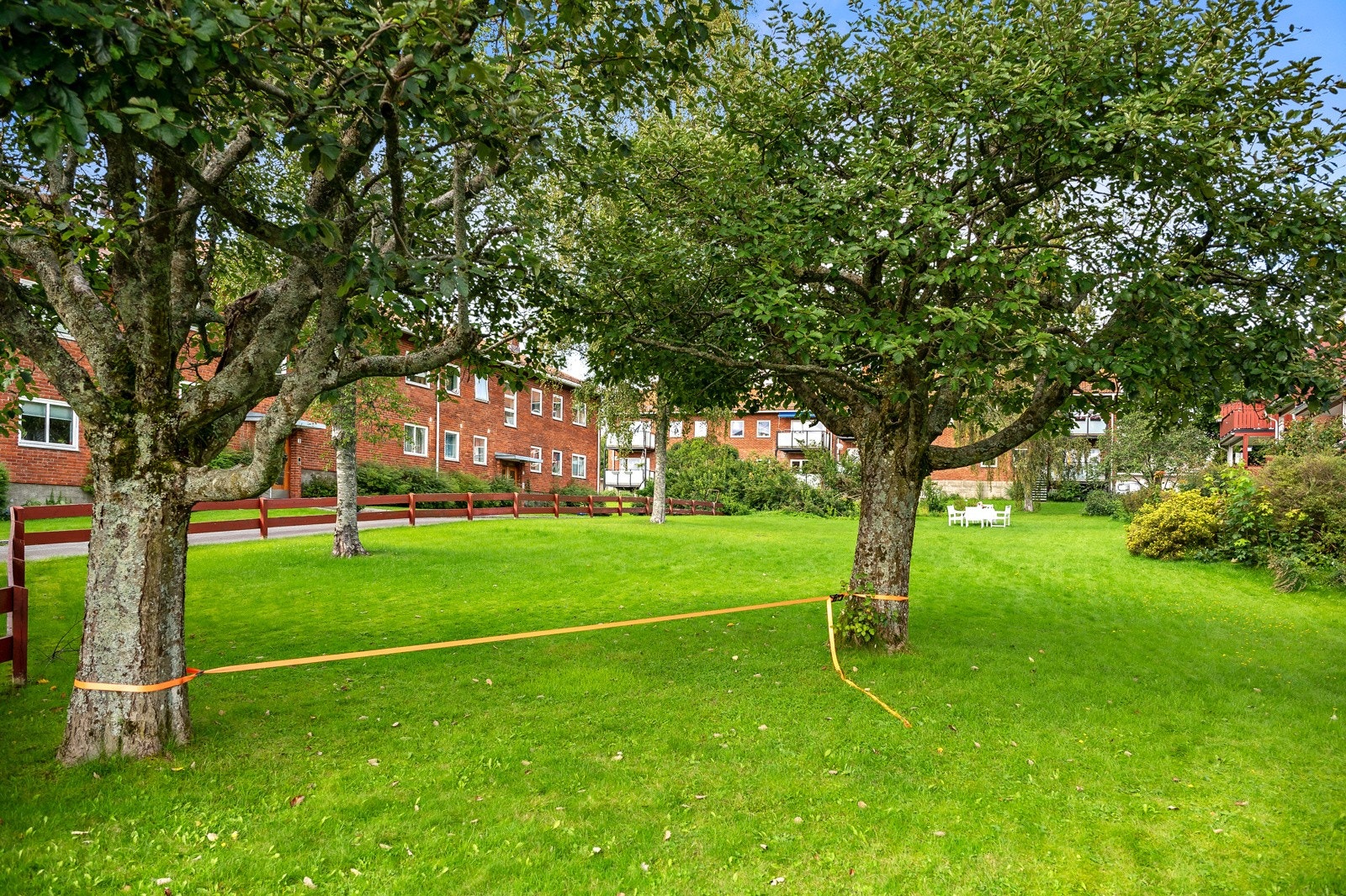 Sameiets felleshage er stor og pent opparbeidet. Galleribilde