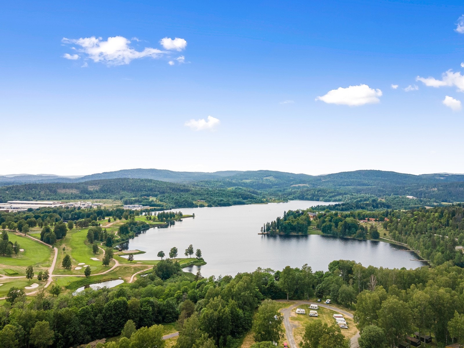 I området vil du finne golfbane, badevann (du ser idylliske Bogstadvannet på bildet), åpent fjøs, kunstisbane og flere andre aktivitetstilbud! Galleribilde