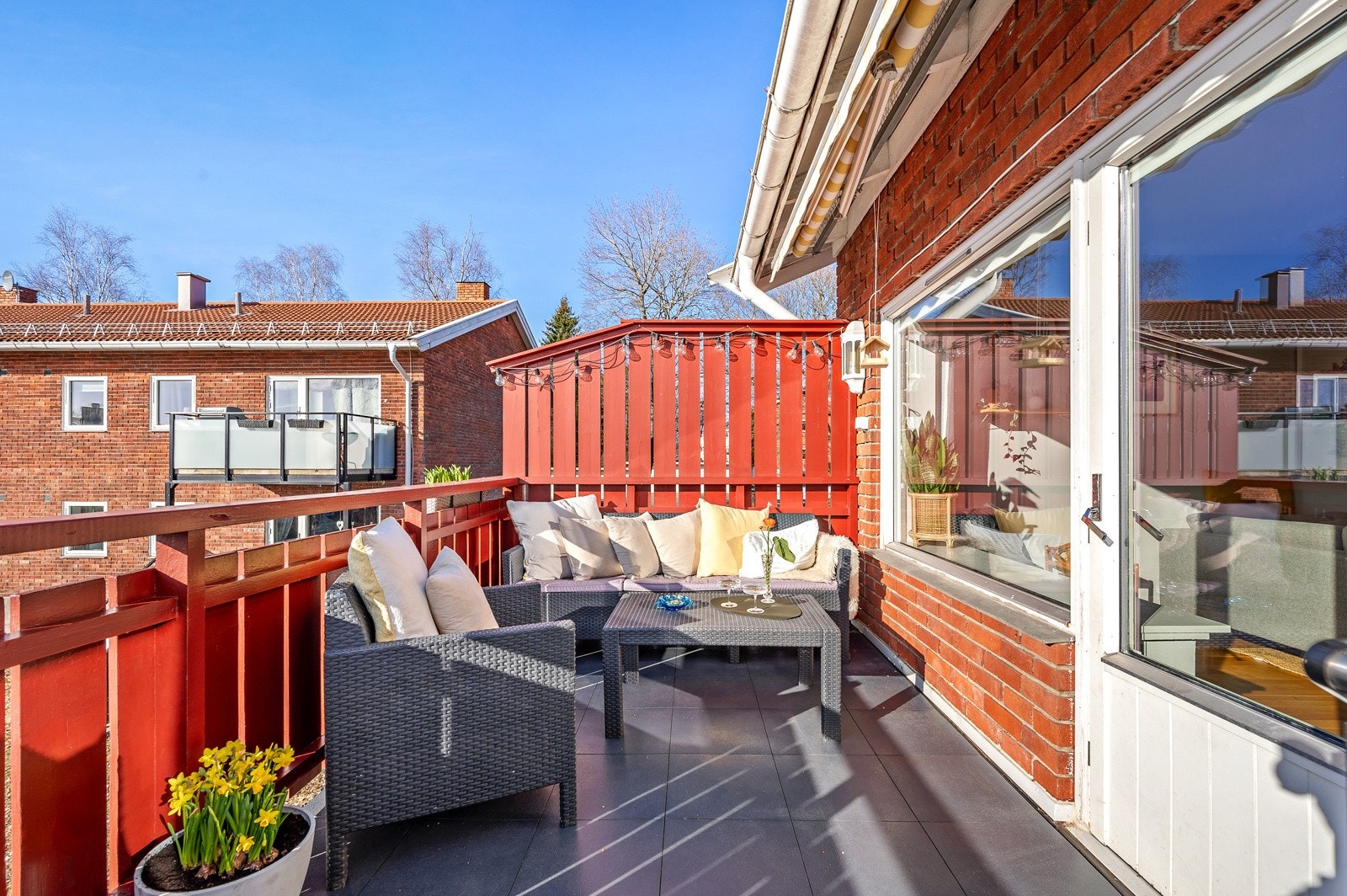 Fra balkongen har du utsikt mot hagen og du kan nyte solen fra formiddag til sen kveld. Leveggen gjør at balkongen oppleves som skjermet fra nabobebyggelsen. Elektrisk markise på balkongen. Galleribilde