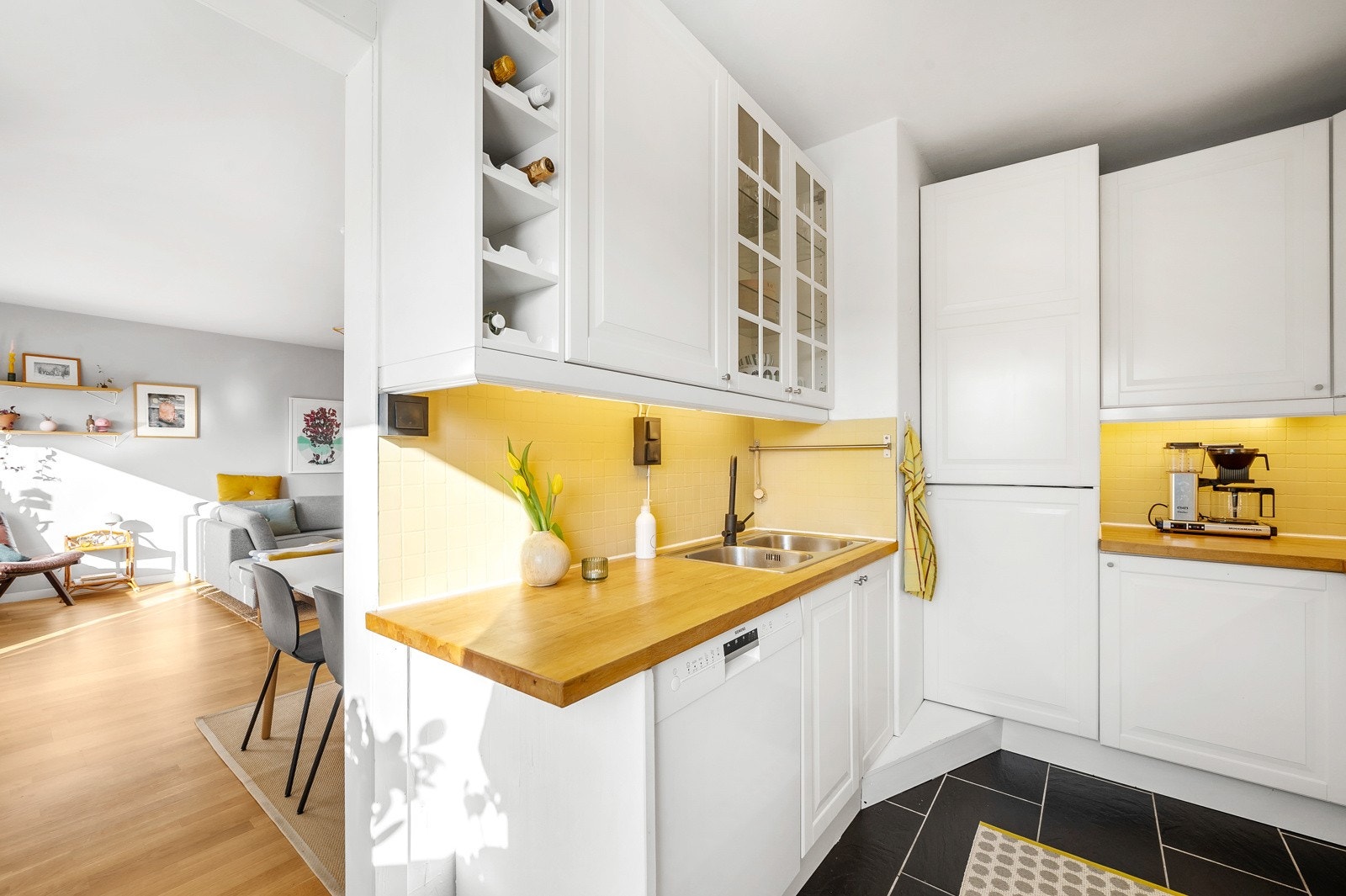 Kjøkkenet gir deg god skap- og benkeplass, samt fine arbeidsflater. Galleribilde