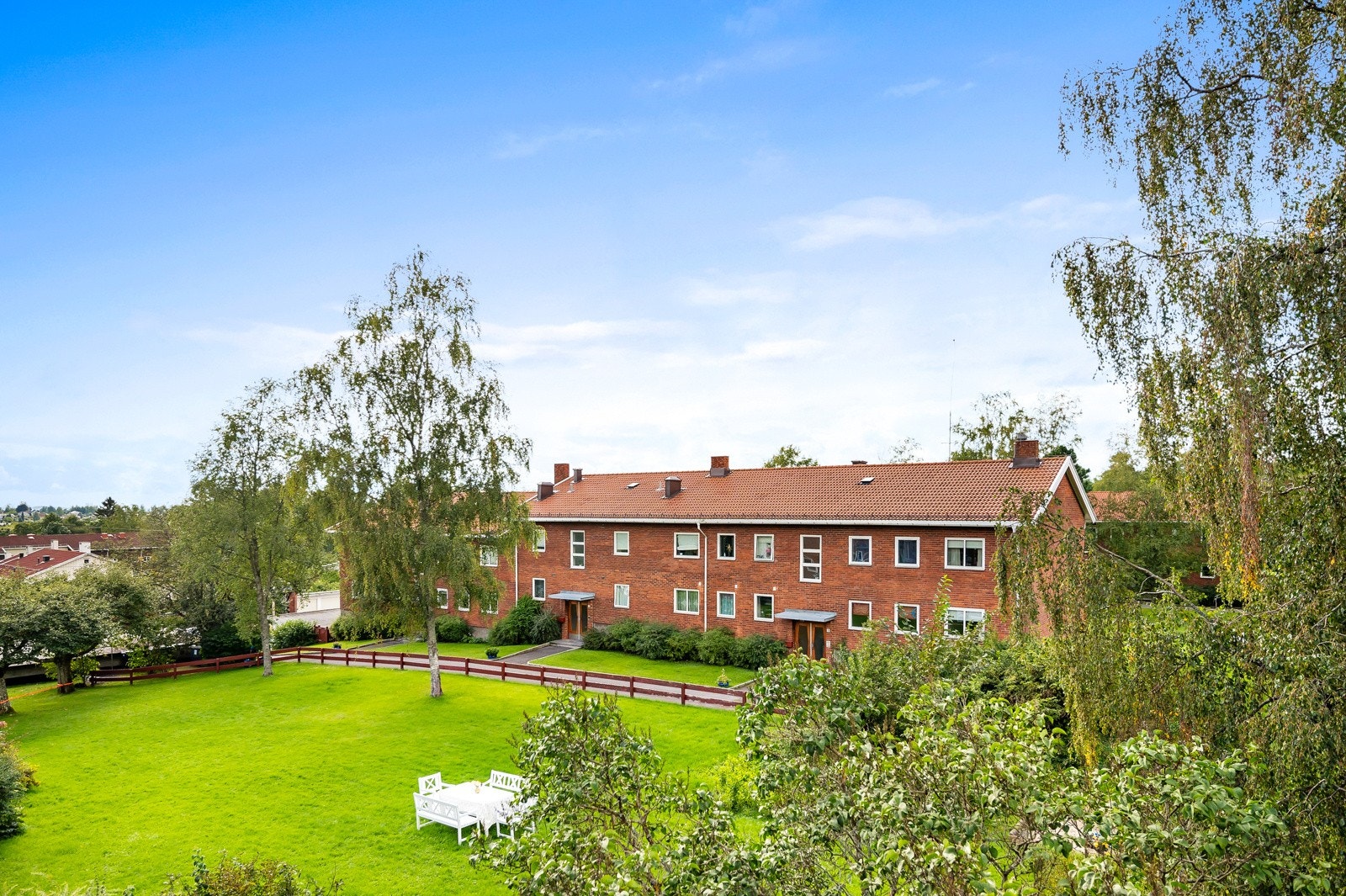 Utsikten fra balkongen | Hva med å sitte på balkongen mens barna leker i den godt skjermede hagen? Galleribilde