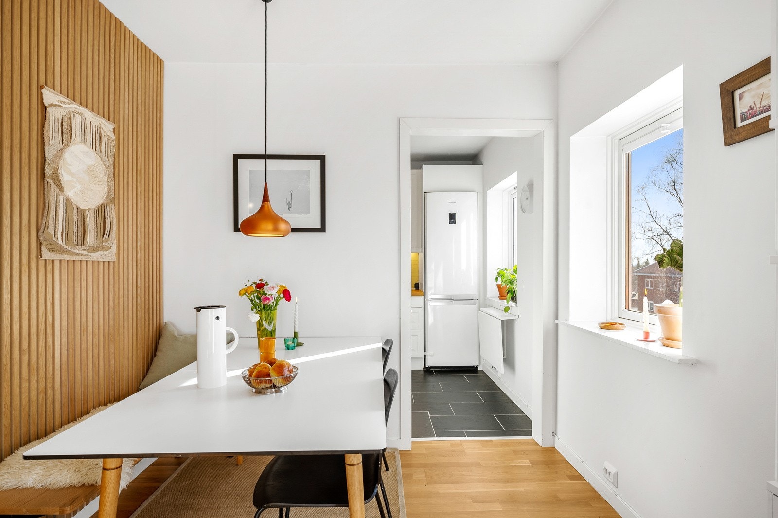 Kjøkkenet er praktisk plassert i eget rom, vegg i vegg med stuen. Galleribilde