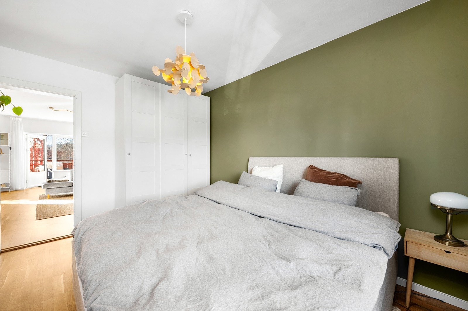 Her har du rikelig med plass til stor dobbeltseng og garderobeløsning. Galleribilde