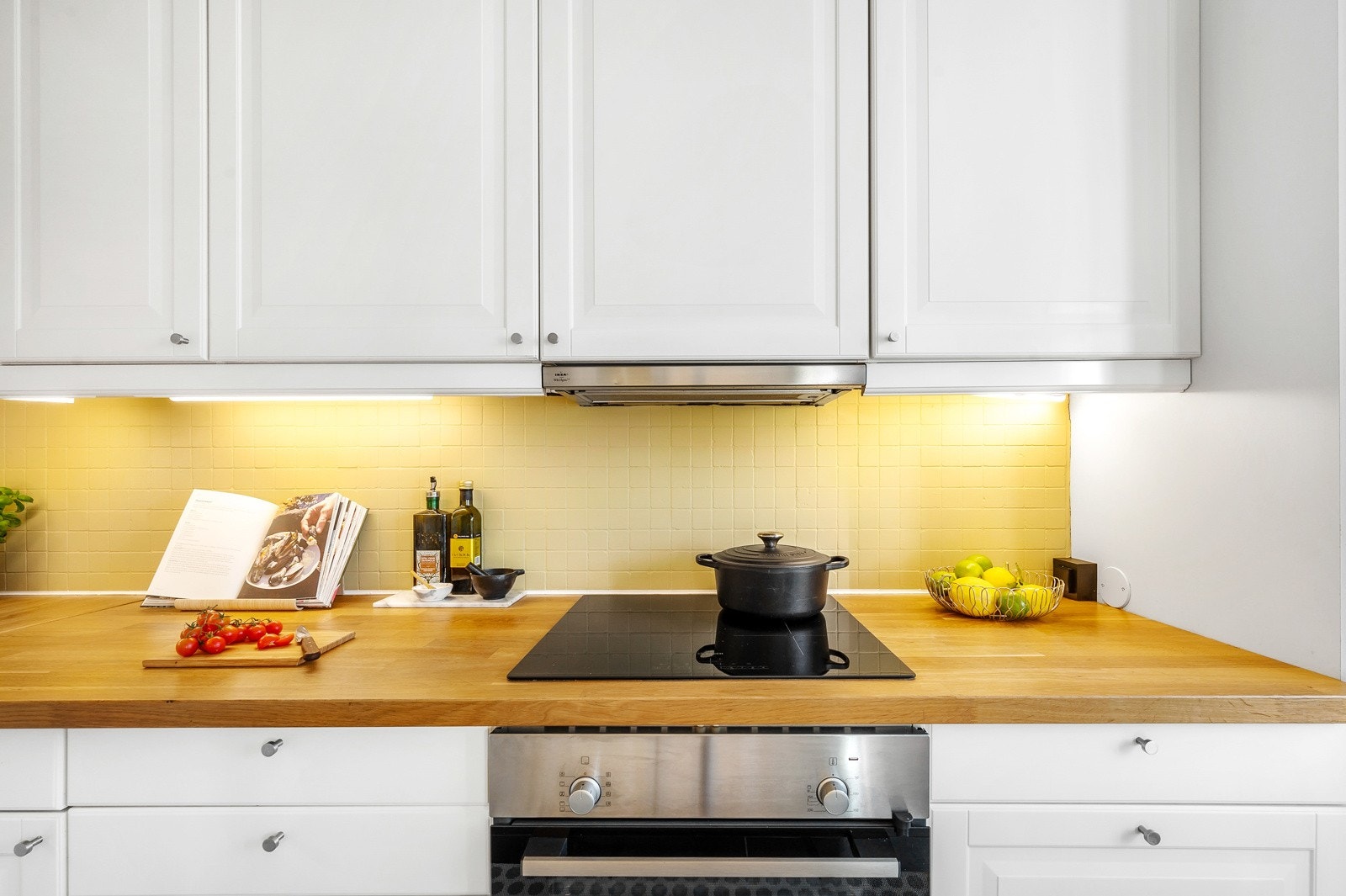 Utstyrt med nedfelt induksjonstopp (ny i 2022), stekeovn, oppvaskmaskin og kjøleskap med fryser. Galleribilde