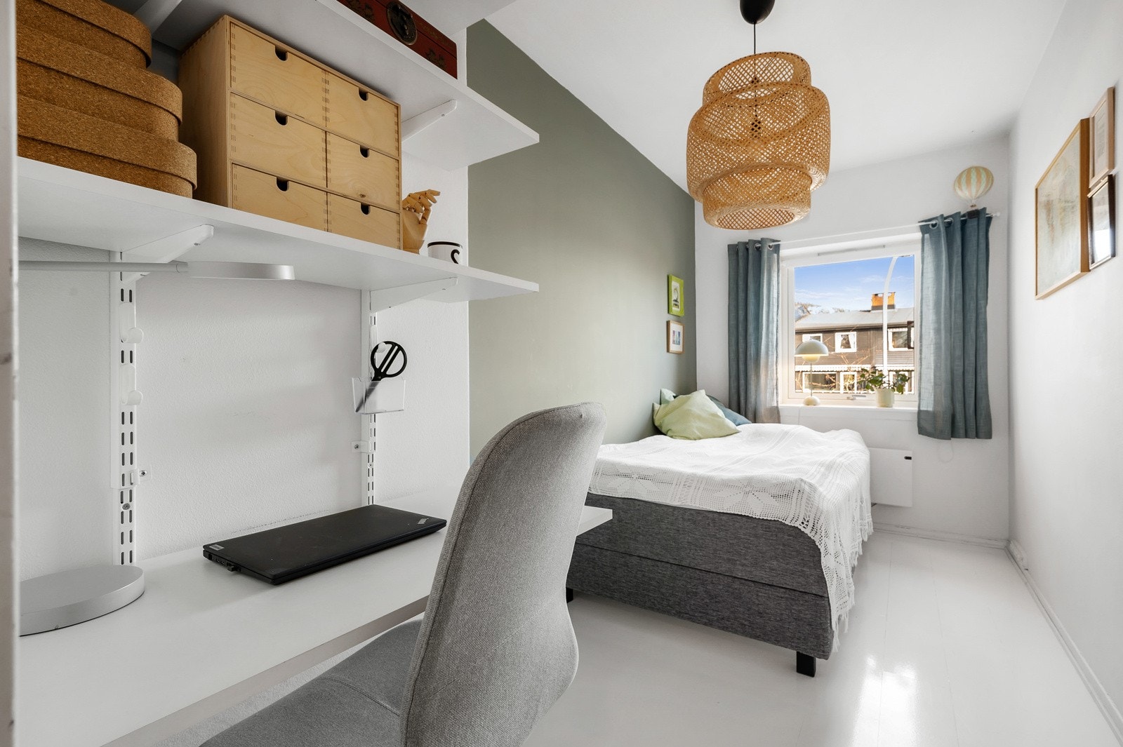 Soverom 2 og 3 har inngang fra gang/entré hvor du har en dør som skiller disse soverommene fra stuen. Galleribilde