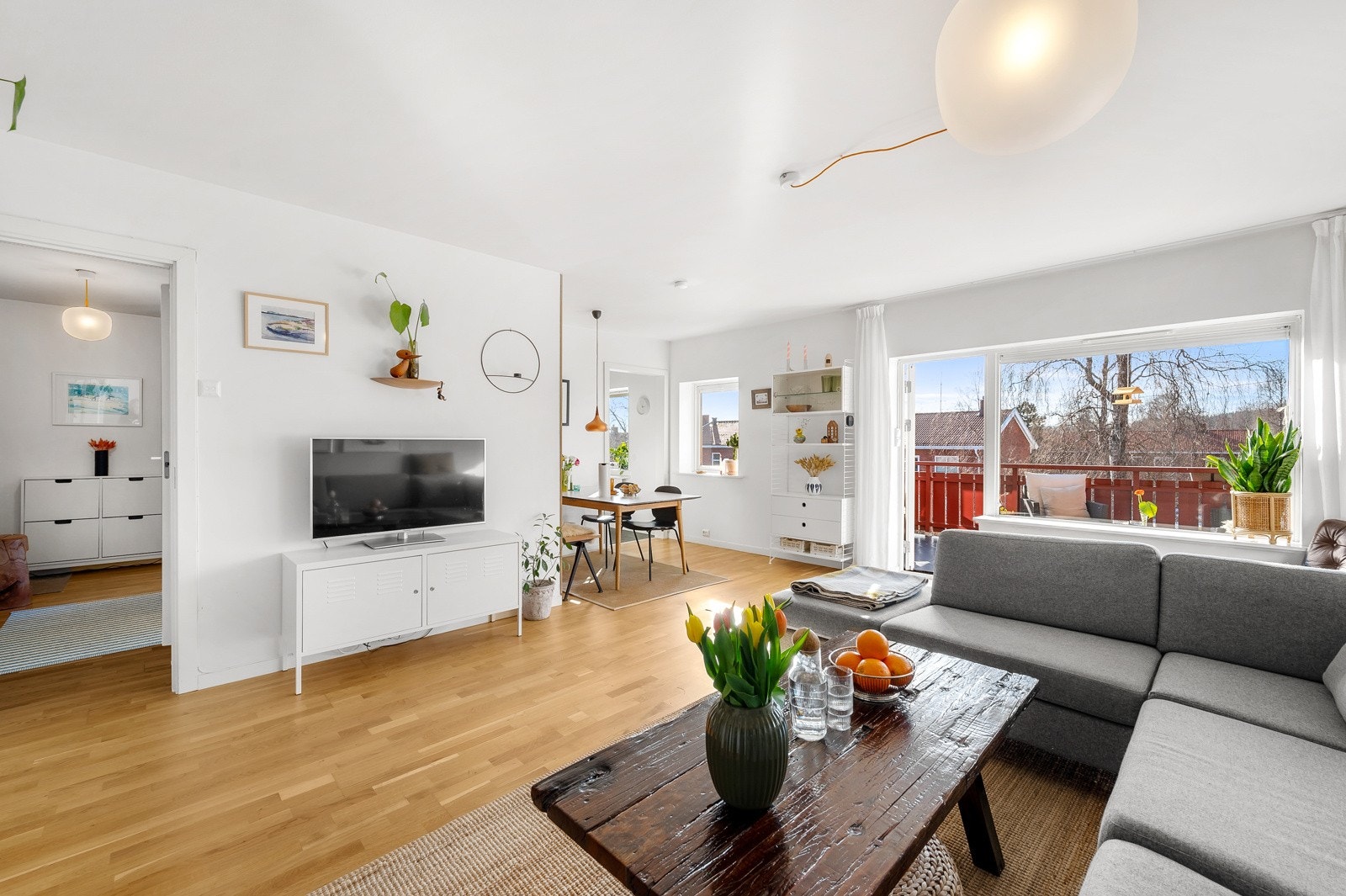 Leilighetens stue har en meget god størrelse, hvor utformingen gjør det enkelt å møblere etter egne behov. Galleribilde