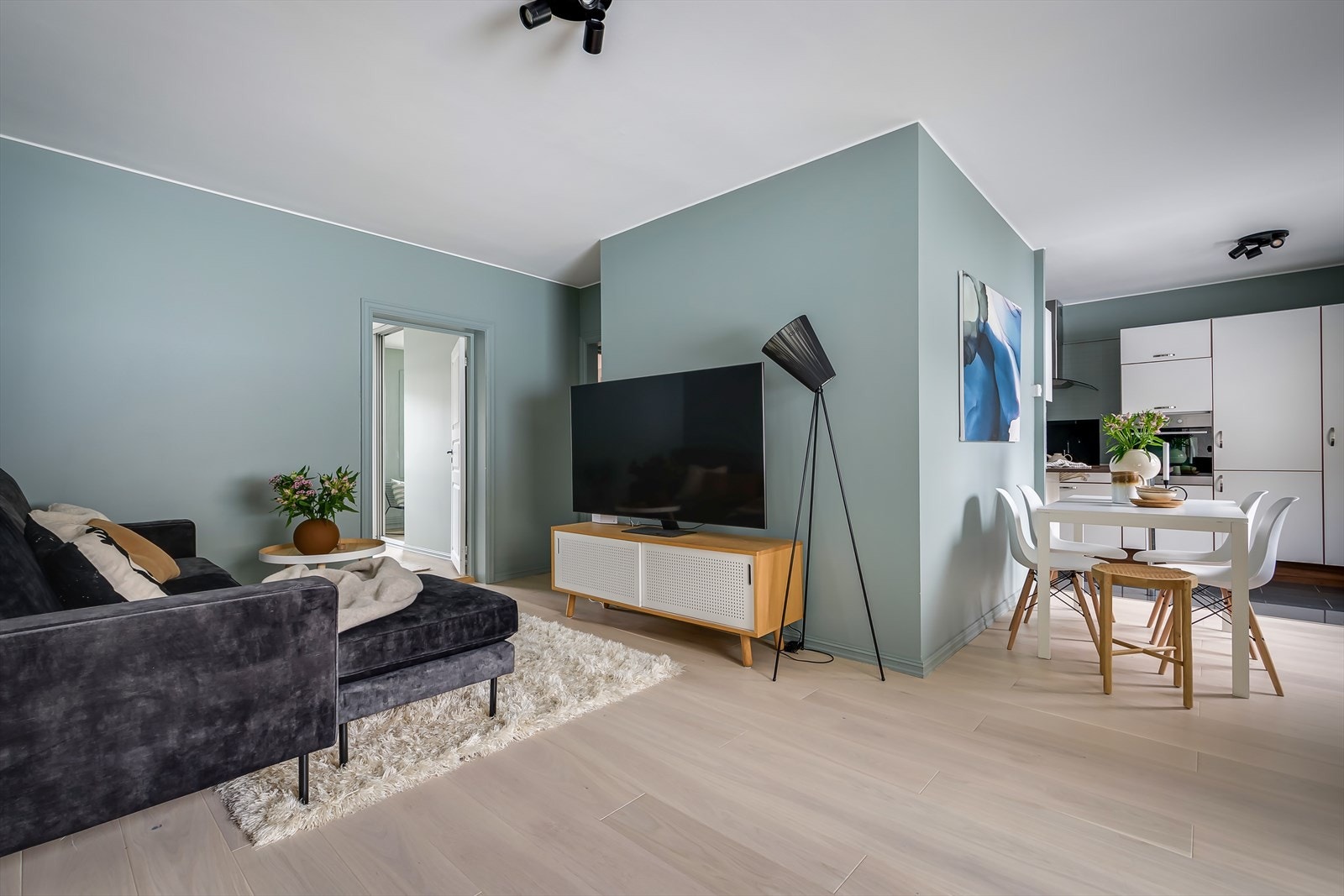En spiseplass er etablert i tilknytning til kjøkkenet. Den store gulvflaten gjør det også mulig å dekke et langbord her ved behov. Galleribilde