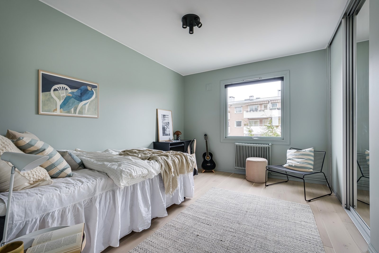 Soverom 2 - Her er det også rikelig med plass til både seng og en kontorløsning, i tillegg til skyvedørsgarderobe. Galleribilde