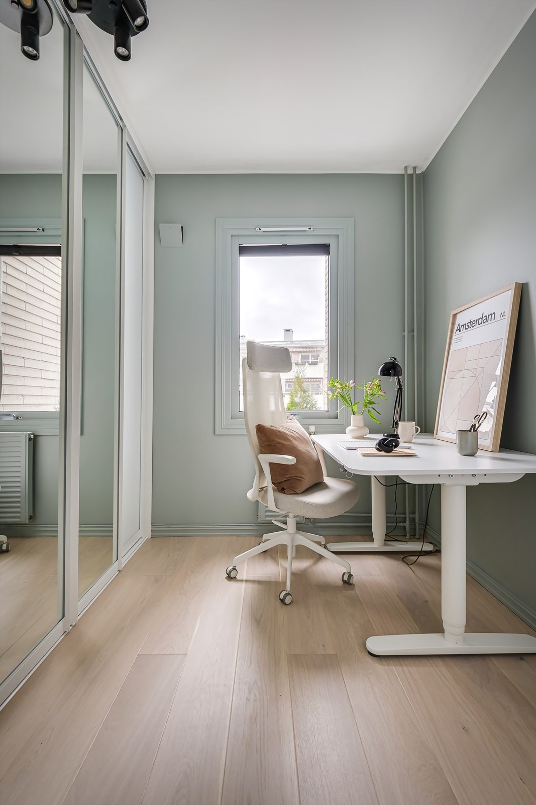 Rommet har også direkte inngang til et rom som i dag er benyttet som et stort og innholdsrikt walk-in closet /hjemmekontor ( arealet i garderoben er på hele 2,8 kvm
2,044x1,400= 2,86m. Dette rommet kan også innredes som et fjerde soverom ved behov. Galleribilde