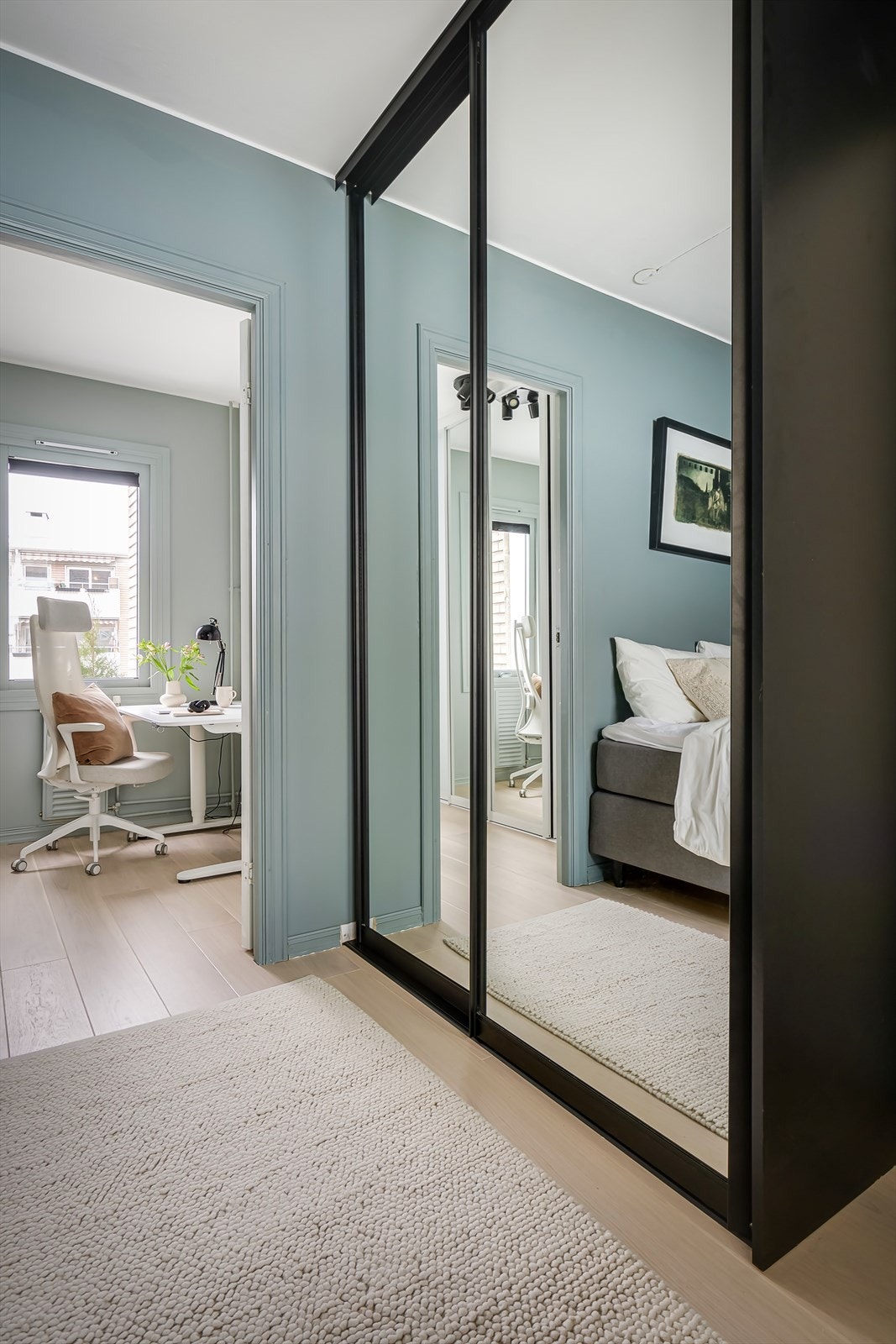 Det er innstallert skreddersydde garderober - hovedsoverom og kontor (walk in closet) fra Garderobemekka Galleribilde