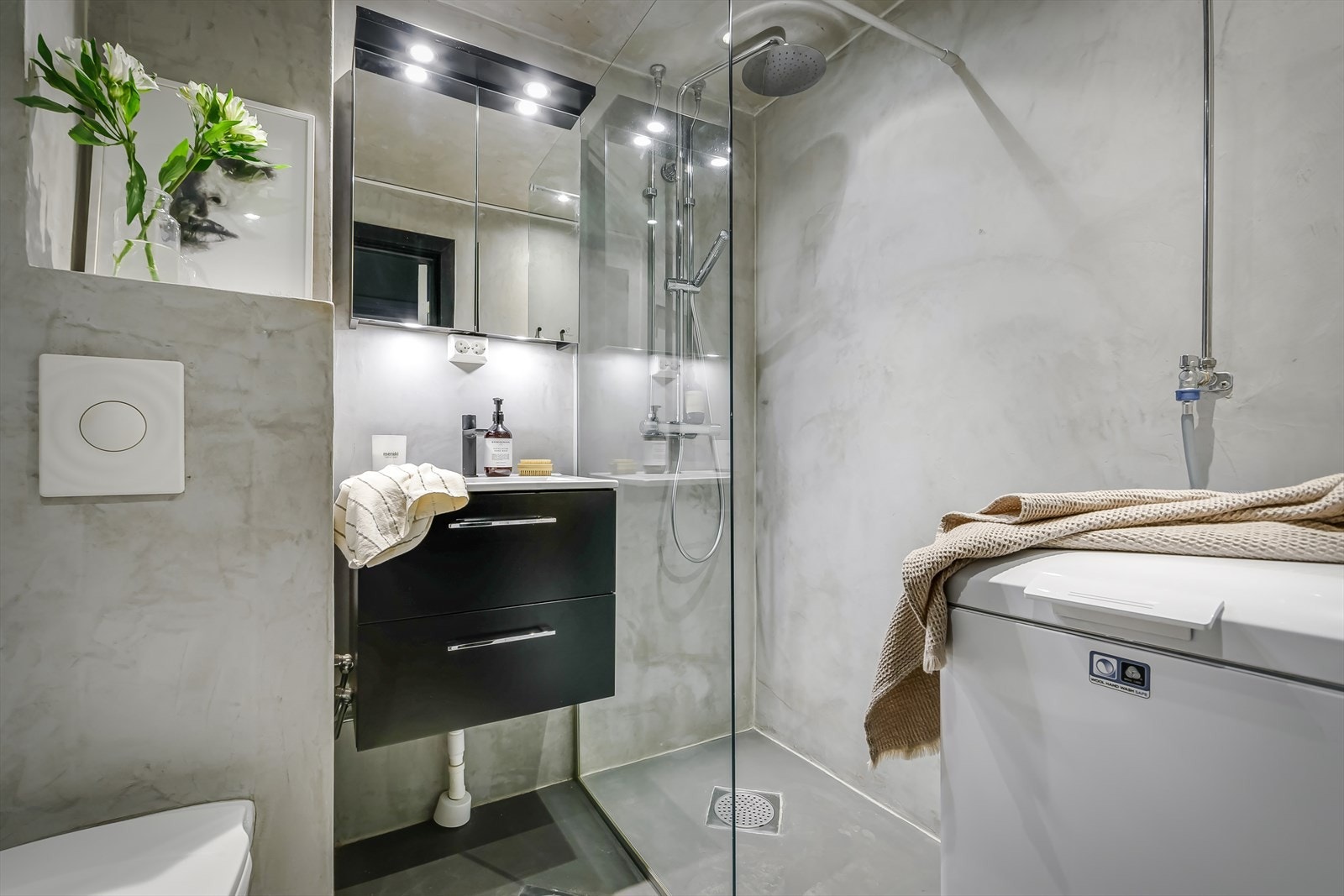 Badet ble opprinnelig rehabilitert av borettslaget i 2004 og har i ettertid fått en facelift med microsement på overflatene, ny baderomsinnredning og downlights i tak. i 2023/2024. Galleribilde