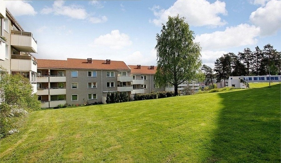 På sommerstid blir de fine fellesområdene som omkranser borettslaget en frodig grønn oase. Galleribilde