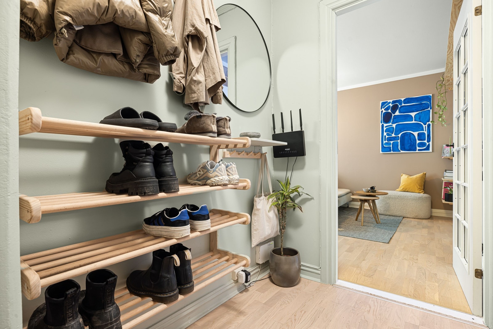 Entrè med gode oppbevaringsløsninger Galleribilde