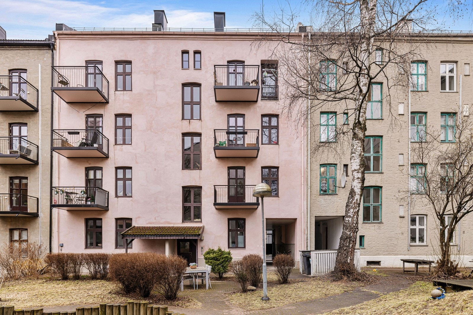 Bakgård Galleribilde