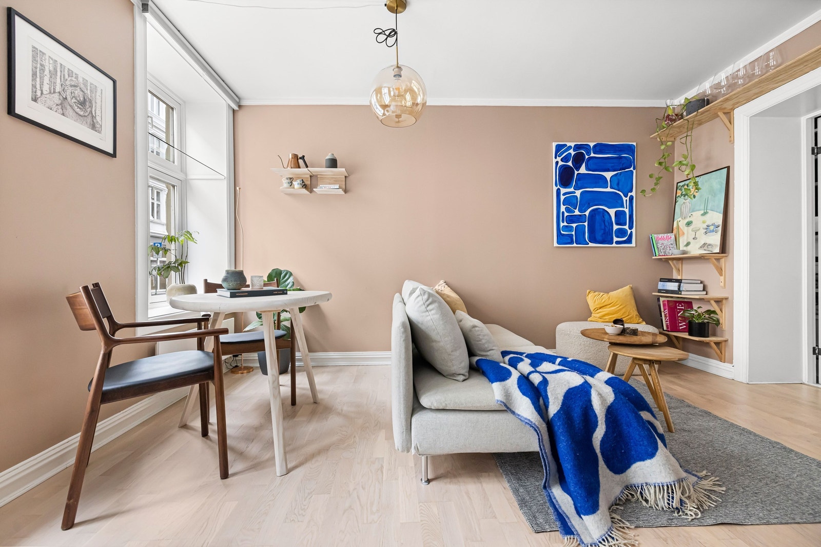 Plass til både sofagruppe og spisebord Galleribilde