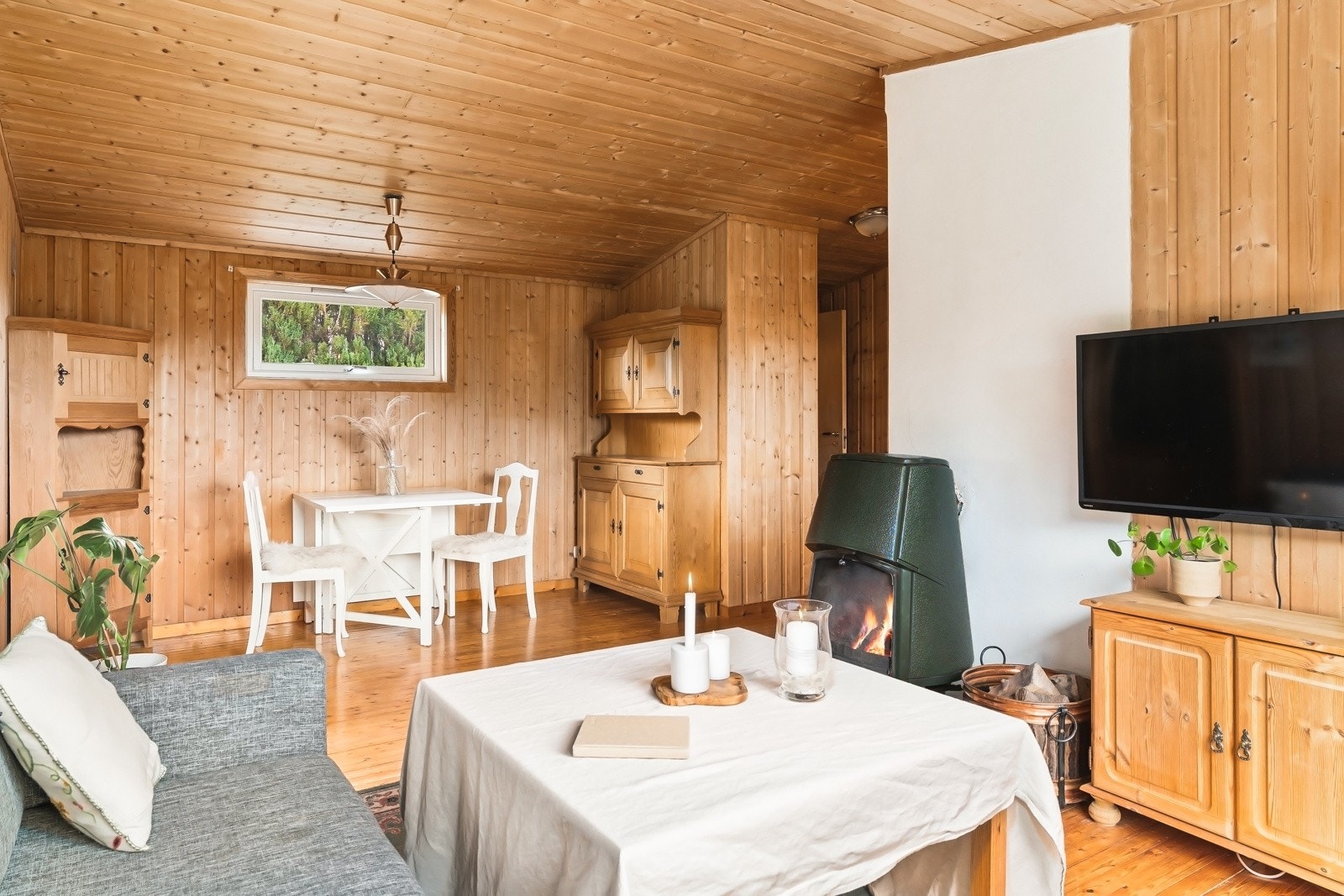 Stuen er naturlig inndelt i forskjellige soner. Her er det god plass til å møblere med ønsket møblement. Galleribilde
