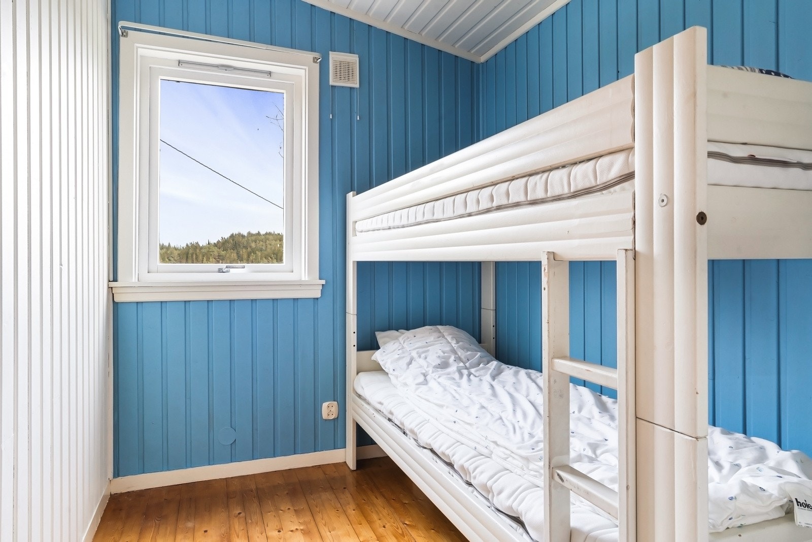 Hytten har to romslige soverom og de er godt utnyttet med plassbygde køysenger. Galleribilde