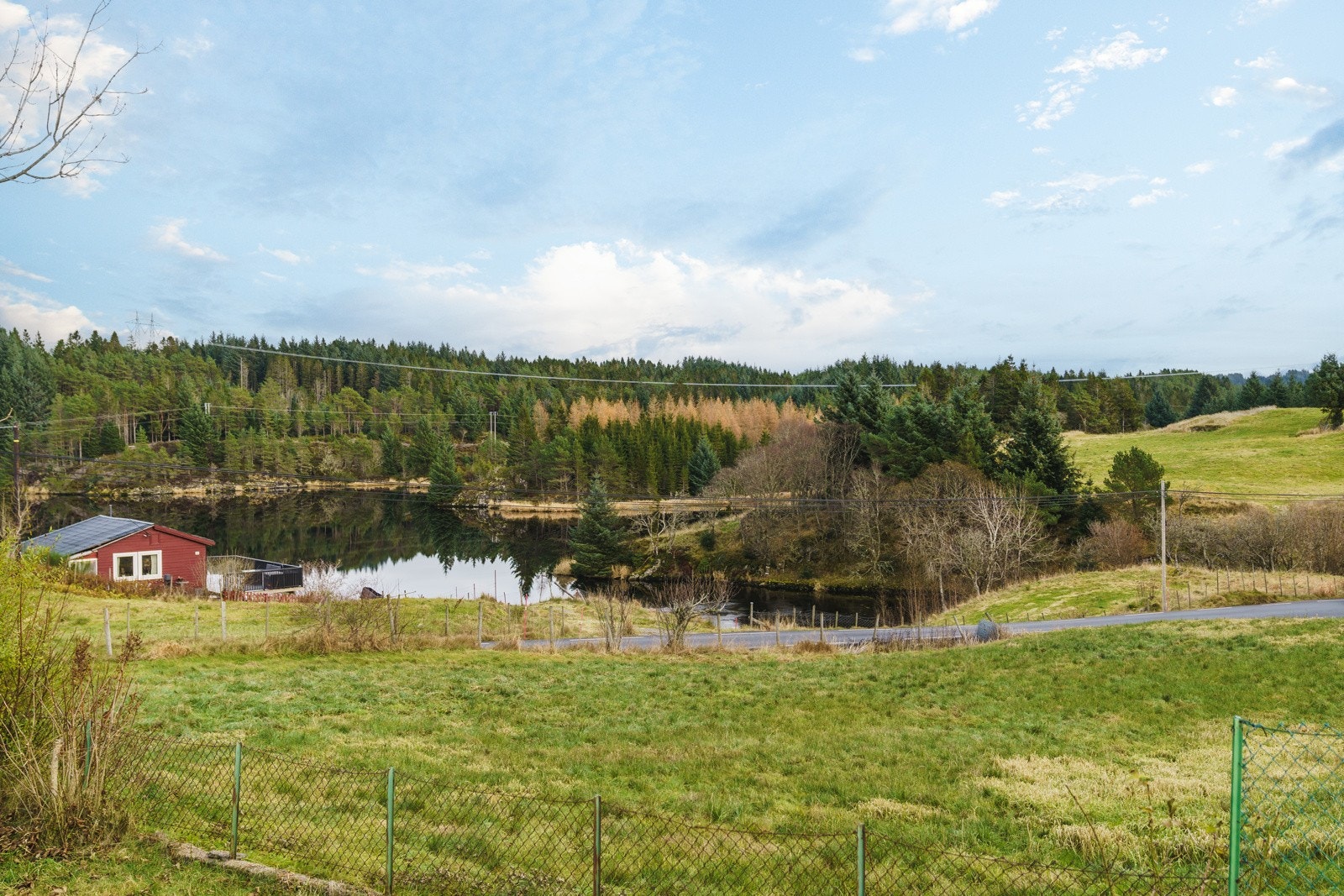I andre enden av hytten ser man Kvalheimsvannet. Galleribilde