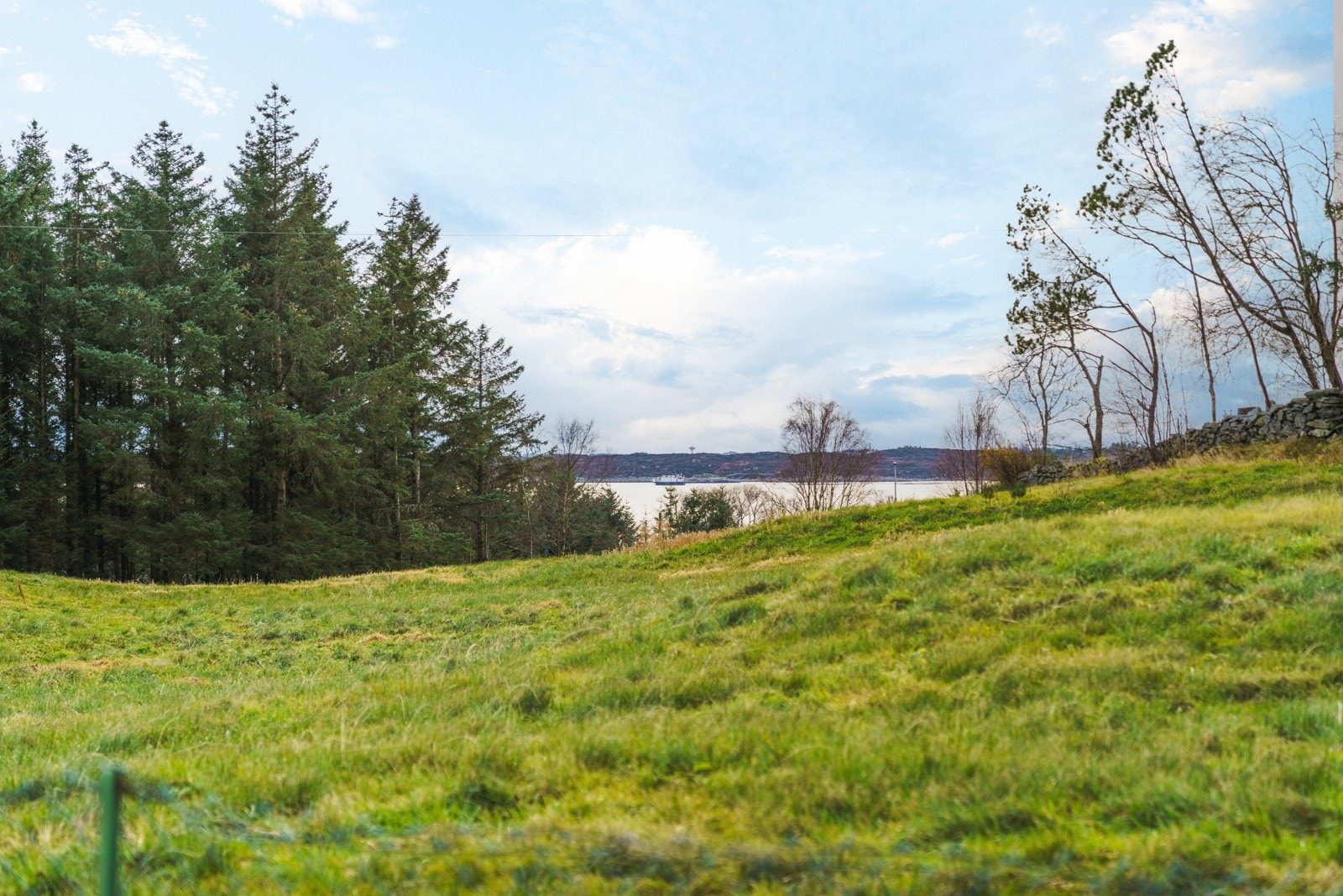 Vi beveger oss ut til plattingen, her er det sjøutsikt og fantastiske solforhold. Galleribilde