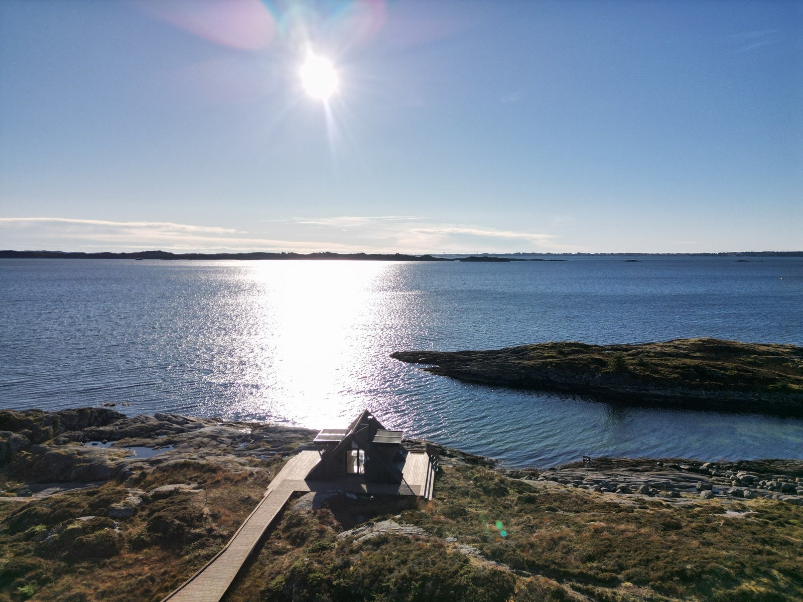 Den flotte dagsturhytta på Byngja ligger helt i sjøkanten. Her kan du komme både med kajakk, båt og til fots. Galleribilde