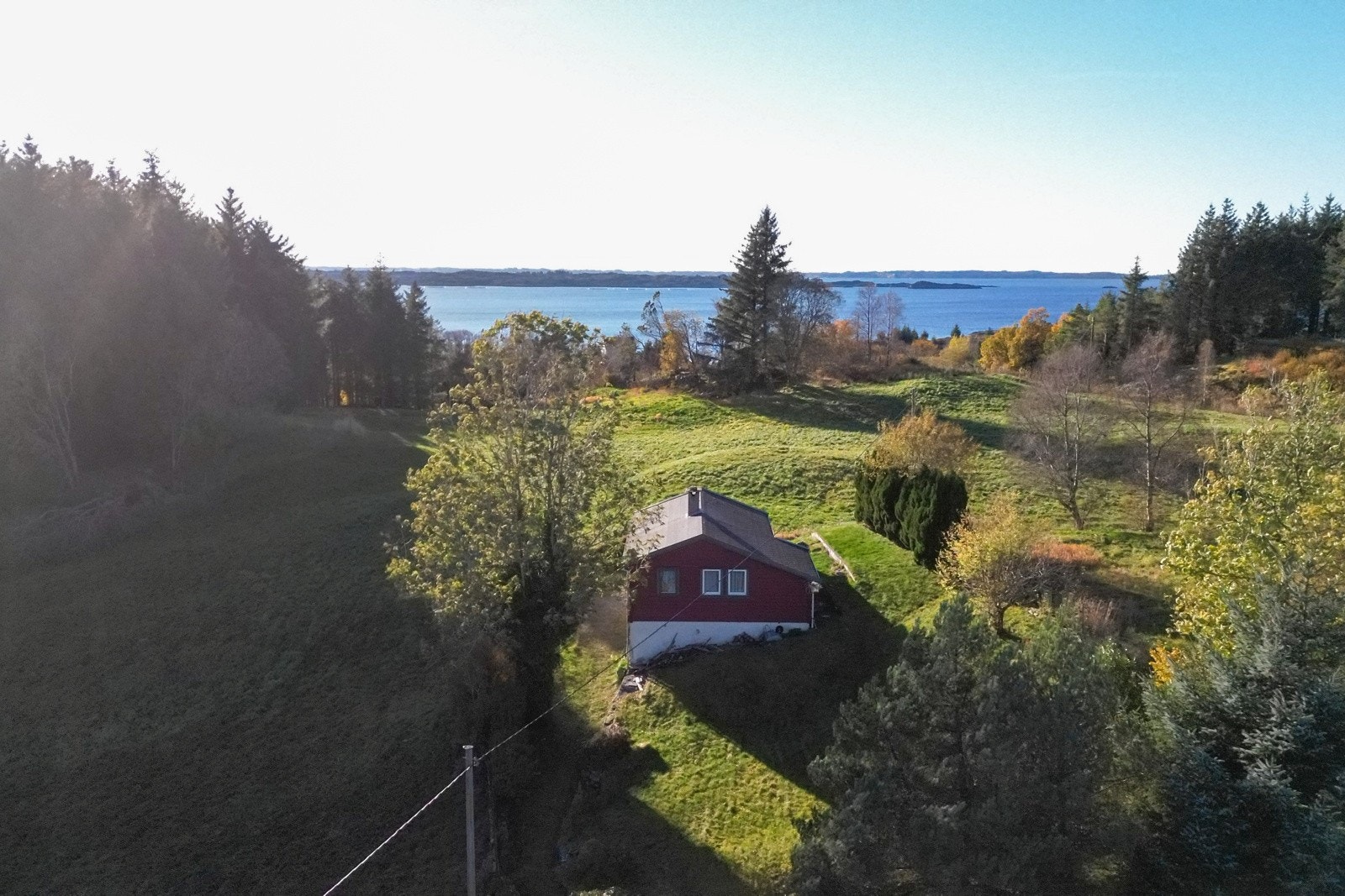 Hytten har en super beliggenhet i terrenget med tanke på sol og utsikt. Galleribilde