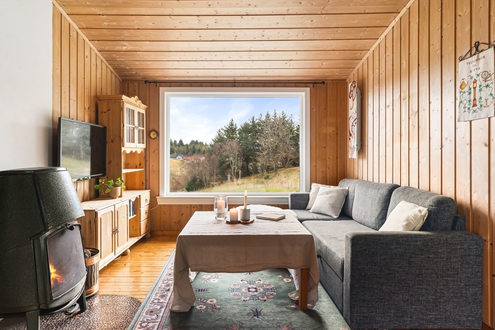 Vi starter ved hjertet i hytten, peisstuen. Et nydelig oppholdssted som kan nytes uavhengig om det er vinter eller vår. Galleribilde