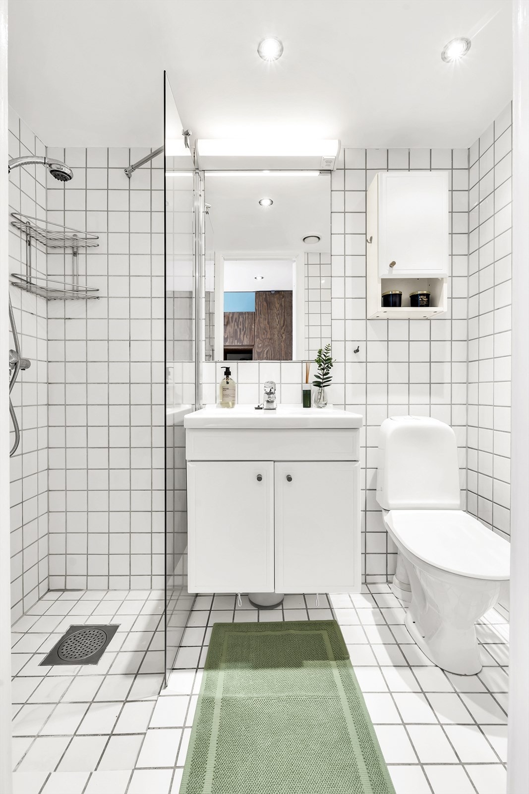 Flislagt bad fra 2000 med servant med skap, dusjhjørne, wc og vegghengt skap Galleribilde