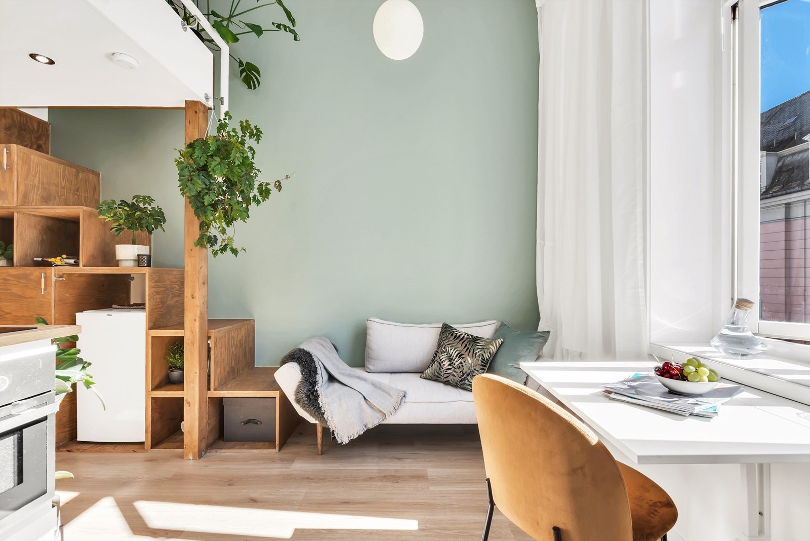 Stilig trapp med plass til både oppbevaring og kjøleskap under Galleribilde