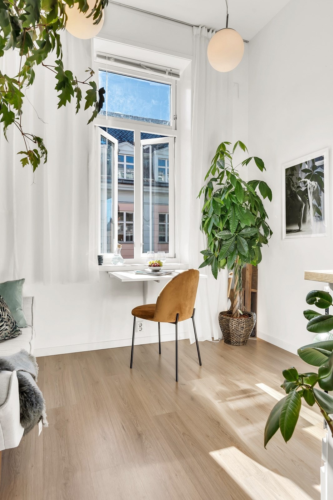 Hyggelig spiseplass ved vinduet Galleribilde