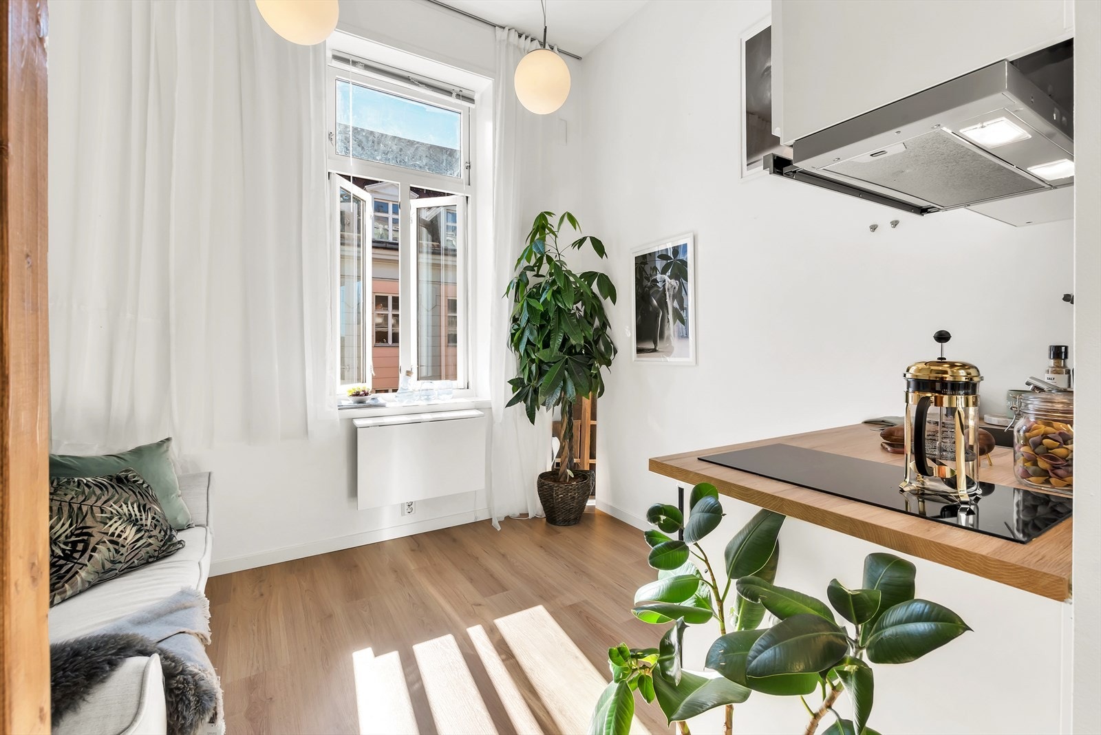 Store vindusflater og god takhøyde gir en fantastisk romfølelse Galleribilde