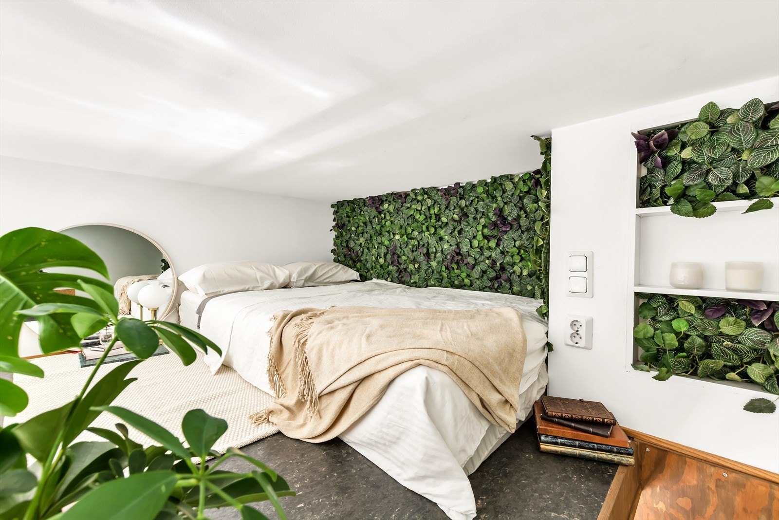 Hemsen er på 5 kvm med plass til dobbeltseng Galleribilde