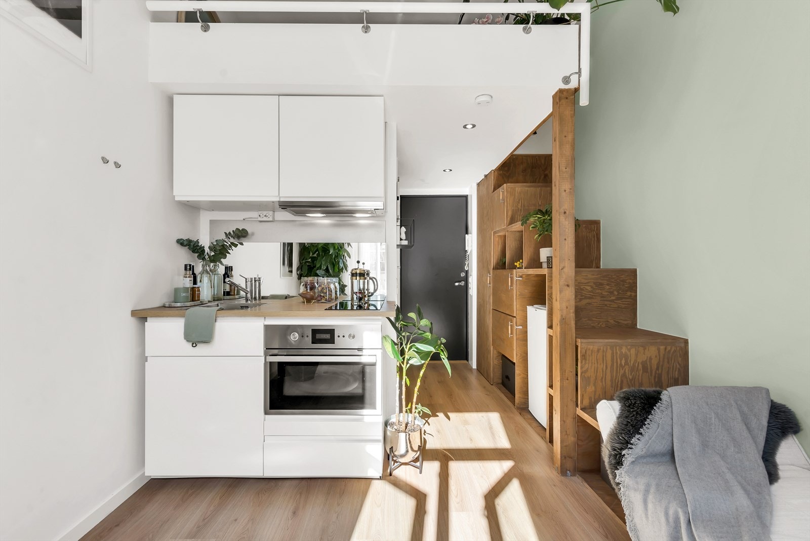 Leiligheten har utnyttet hver kvm med smarte, spesialdesignede løsninger Galleribilde