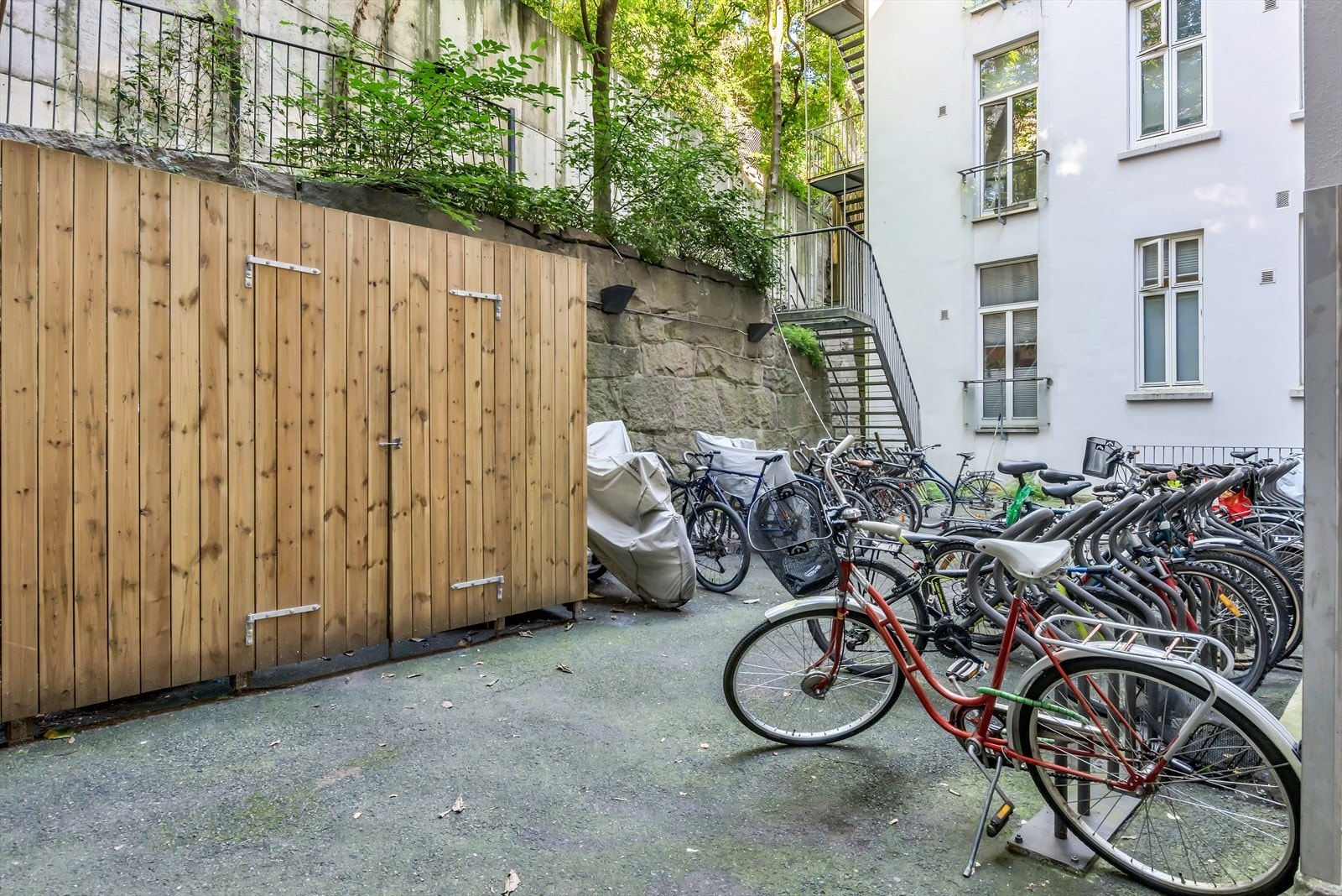 Bakgård med sykkelparkering Galleribilde