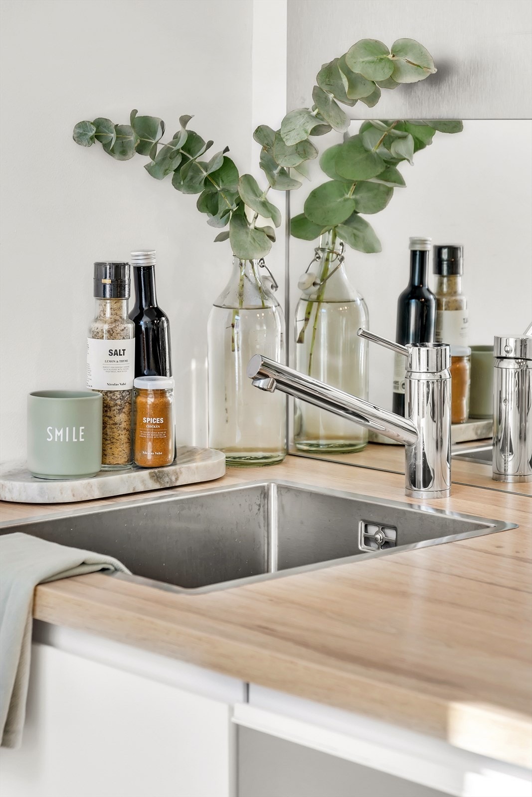 Integrerte hvitevarer som keramisk platetopp og stekeovn Galleribilde