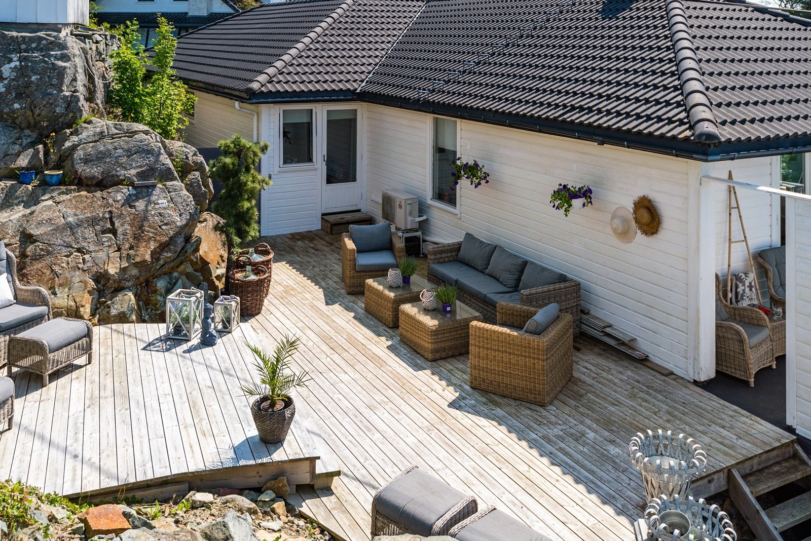 Solrikt, lunt og usjenert terrasseområde som ble bygget i 2019 Galleribilde