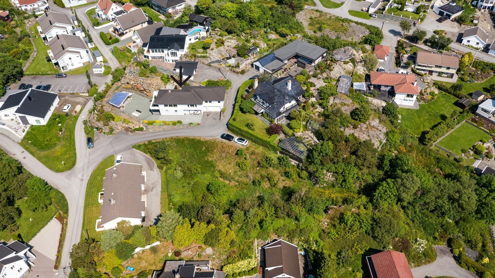 Tomten er lettstelt og nydelig opparbeidet med asfaltert gårdsplass, store områder med singel, flere store terrasser, flotte bedd samt lekre og kostbare natursteinsmurer Galleribilde