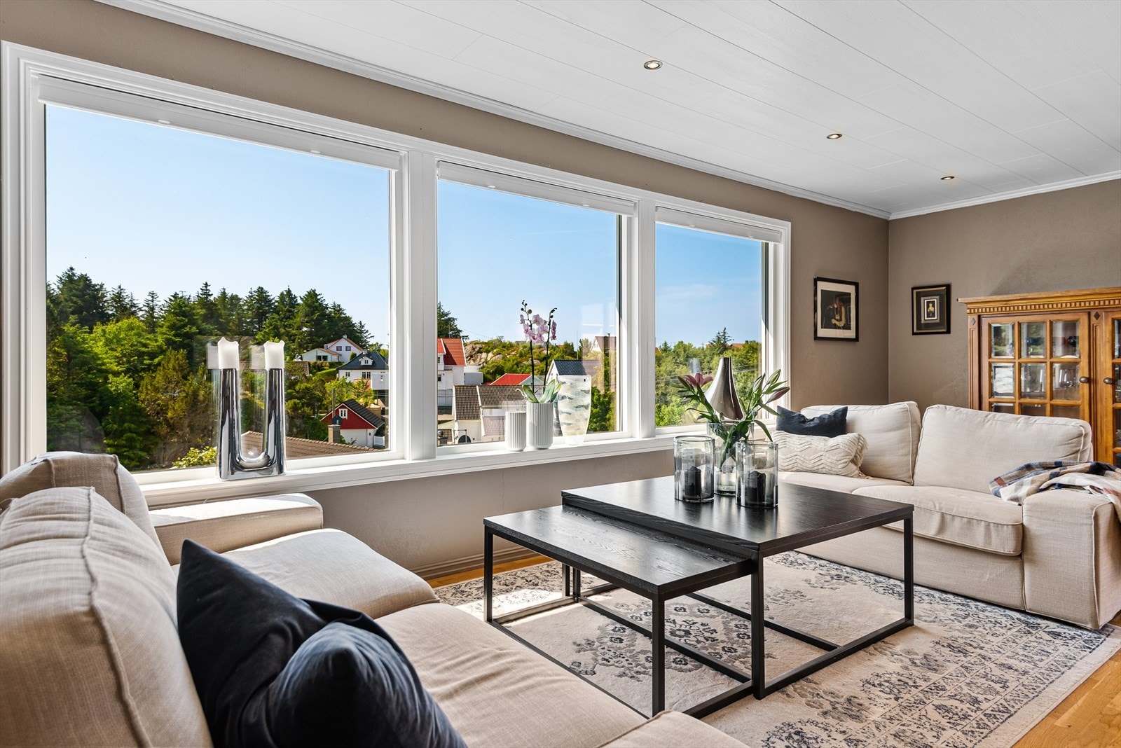 Store vinduer slipper inn masse naturlig lys Galleribilde