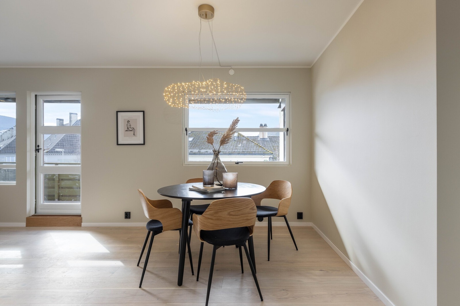 Her har du fint plass til et stort middagsbord for hyggelige kvelder med venner og familie Galleribilde