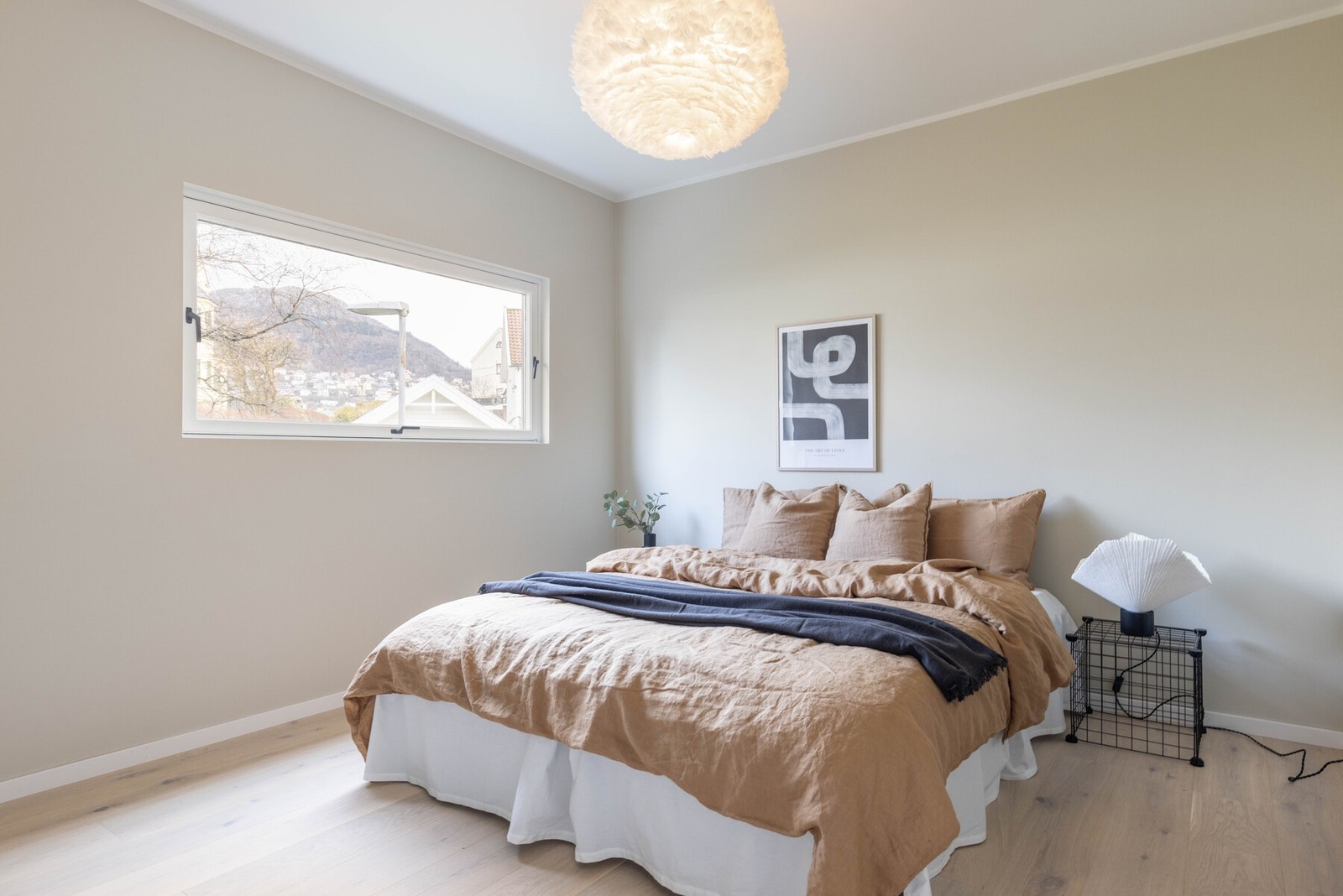 Dette er også av samme størrelse som soverom nr. 1, og har rikelig med plass til både garderobe og evt. skrivepult Galleribilde