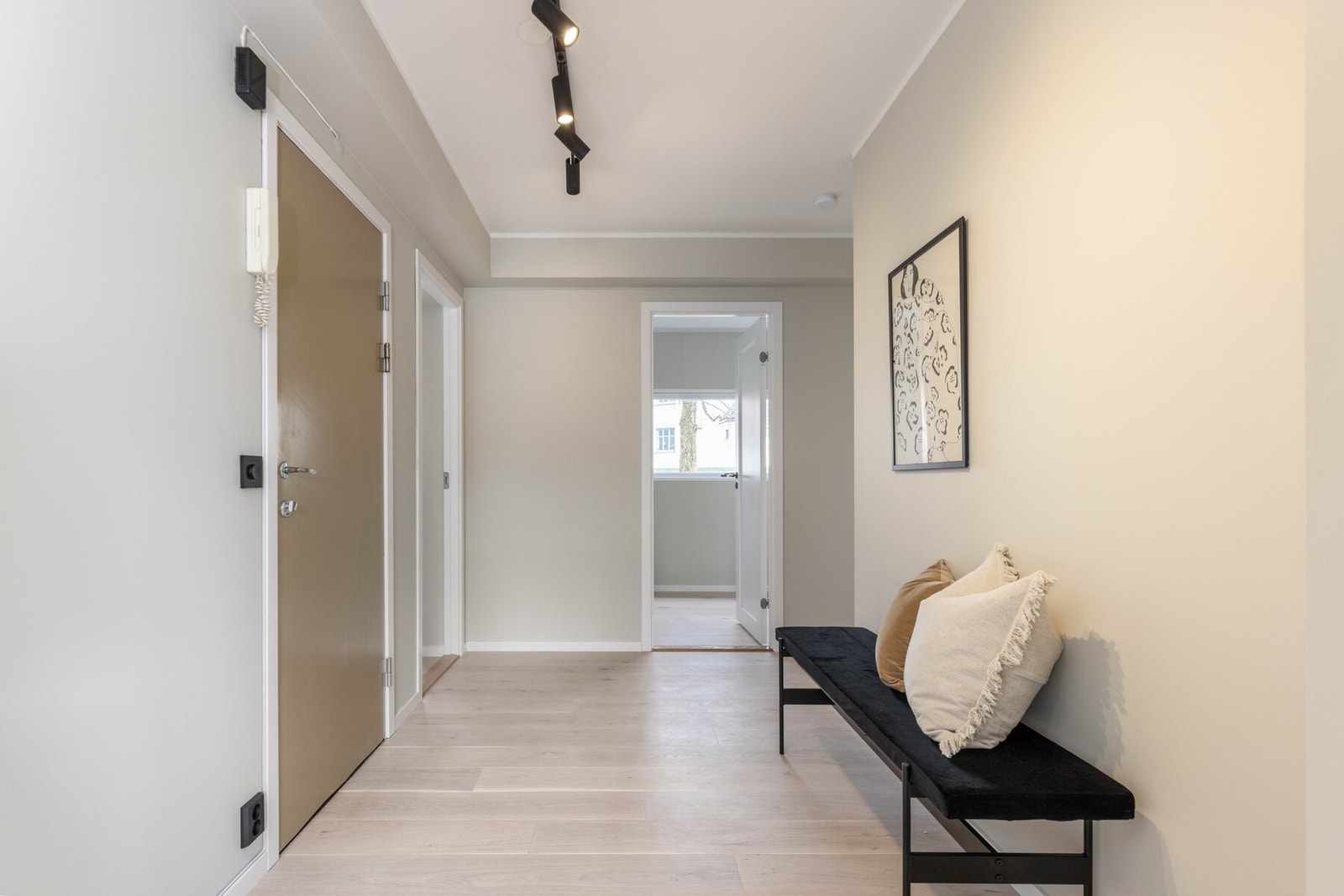 Leiligheten består av entré, gang, stue, kjøkken, 3 soverom, bad, vaskerom og innvendig bod/garderobe Galleribilde
