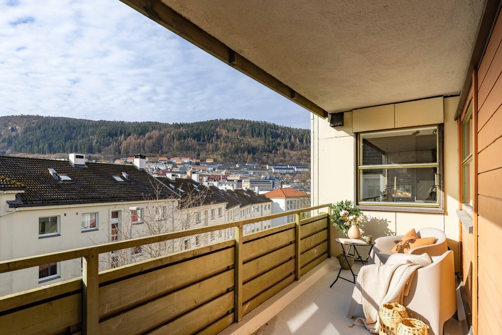 Med denne sørvestvendte balkongen kan du nyte solstrålene, eller den flotte utsikten Galleribilde